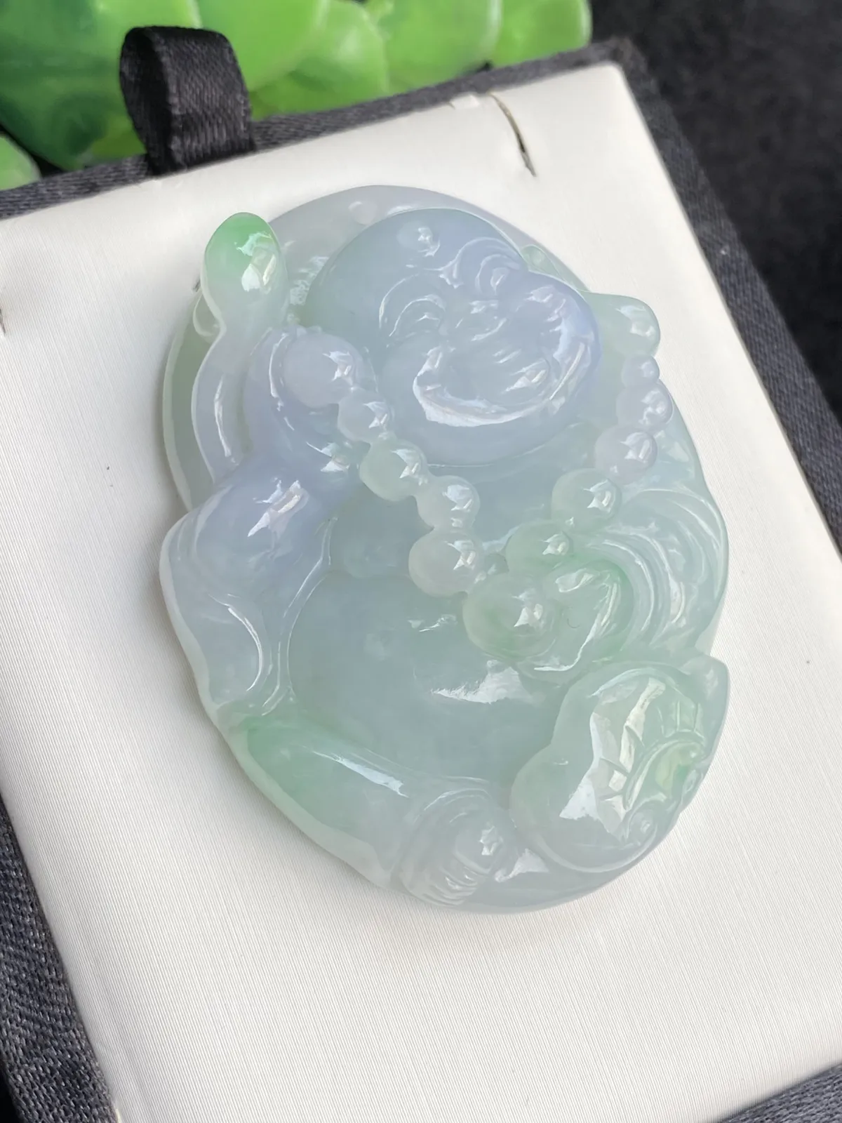 推荐【冰润春彩大佛】紫罗兰飘绿，一抹翠绿俏然枝头，无纹裂，水润，温润细腻，秀气迷人，品相佳，超值～～大件厚装