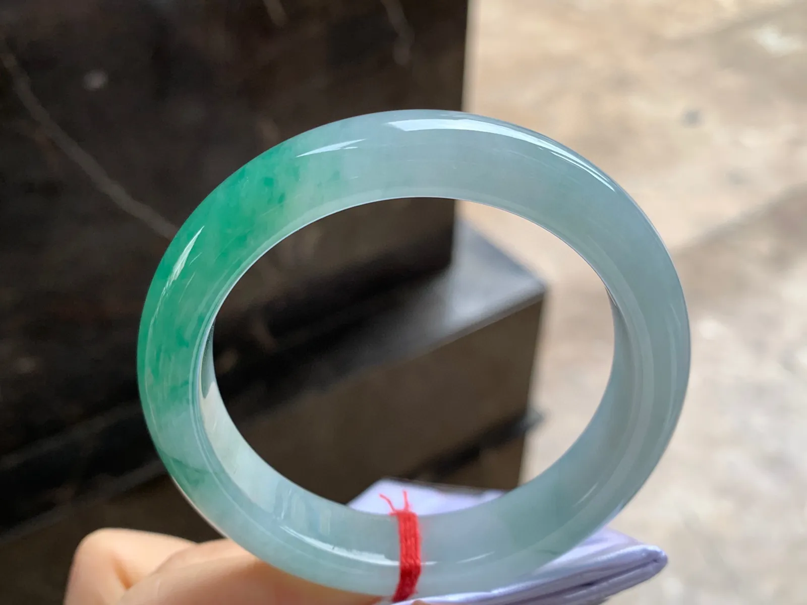 带色手镯
尺寸：55.6-12.4-8.5mm
肉质细腻干净～一段绿色好看