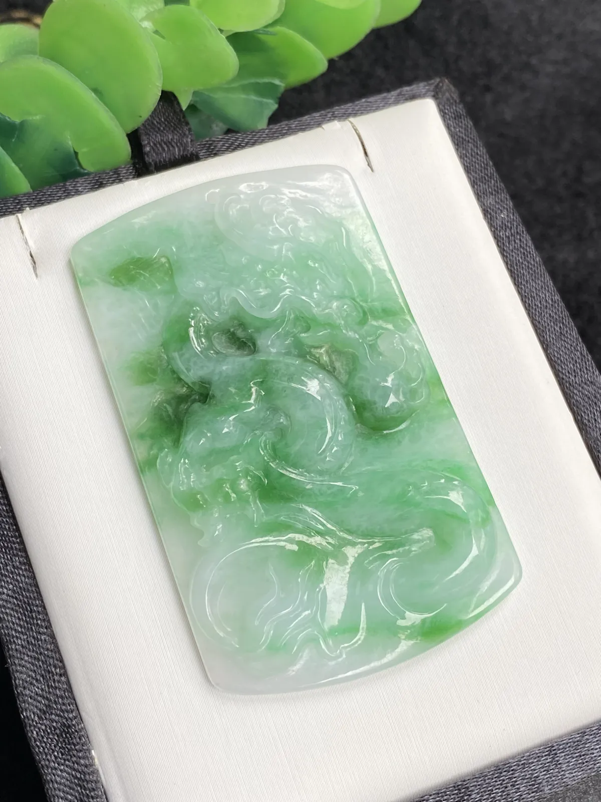 推荐 【阳绿龙牌】色阳，色辣，无裂 ，背面避纹雕，细腻，水润，品相佳～～