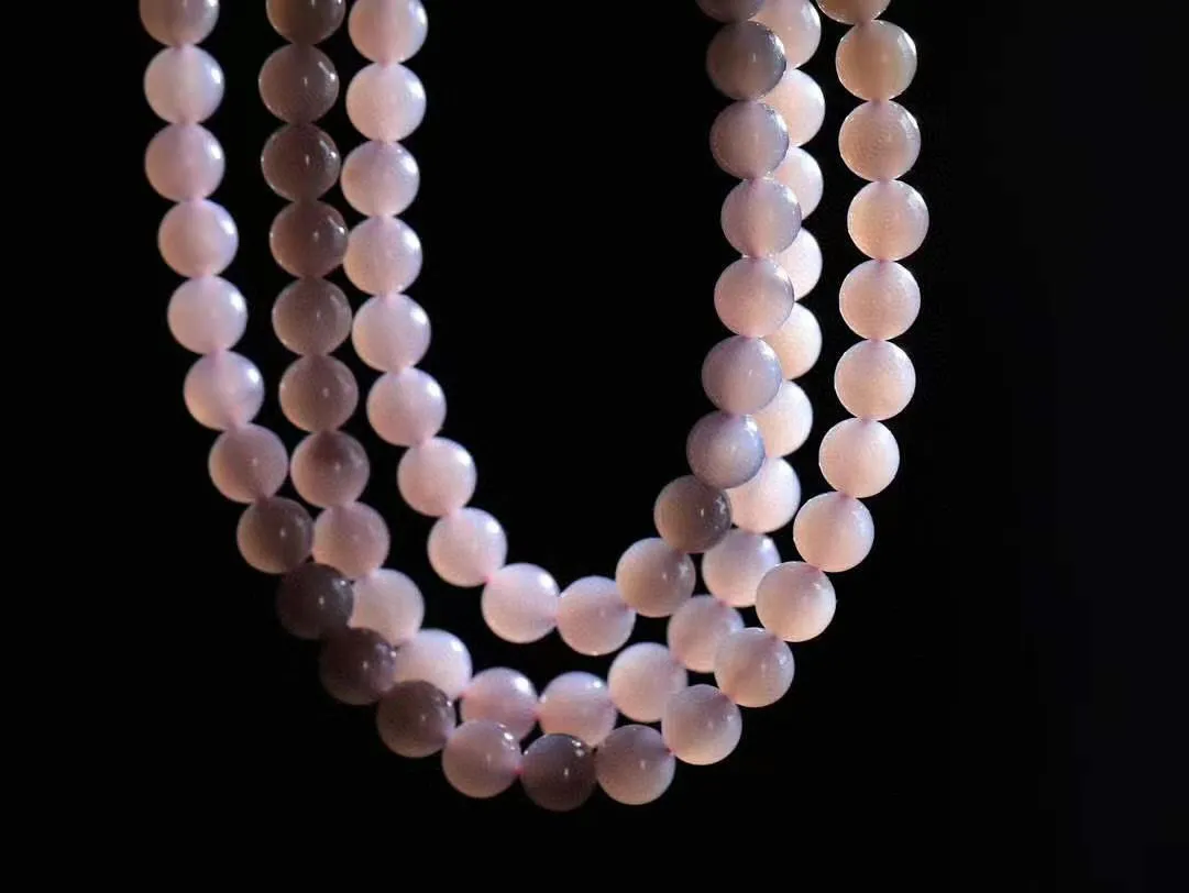 【珠圆玉润.项链】

货头精选 和田玉烟紫珠圆玉润项链 玉质温润细腻  整串打磨圆润，佩戴舒适。珠珠落玉盘，间关莺语花底滑，一生美好时光，无论身在何处，都有它相伴相守。事事顺遂，幸福美满，吉祥如意。重83.4克 尺寸取一7.9mm  79501078A