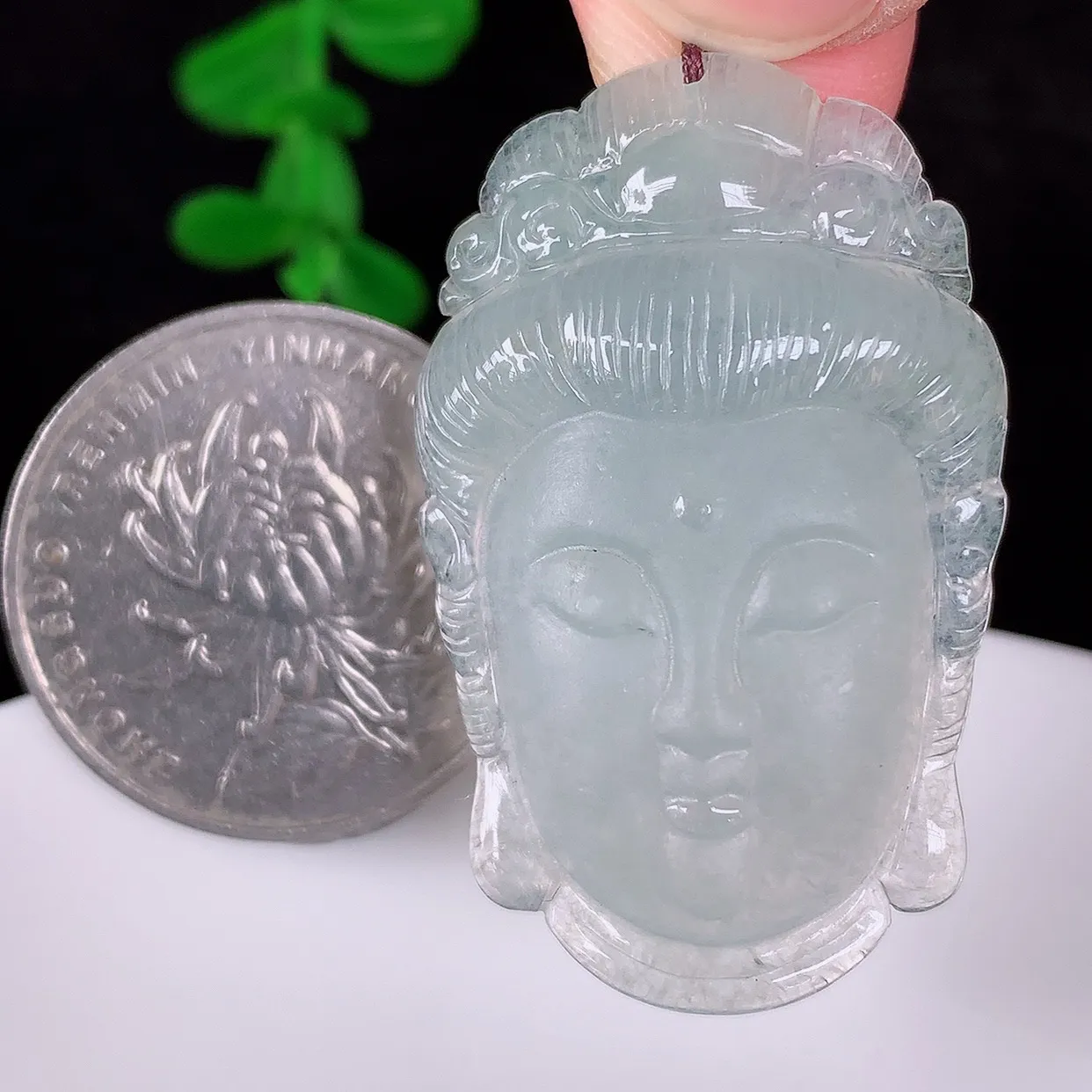 自然光实拍，冰种翡翠观音头吊坠，赐福翡翠观音，翠色迷人，观音面相端庄，佩戴时尚出众！#60.8