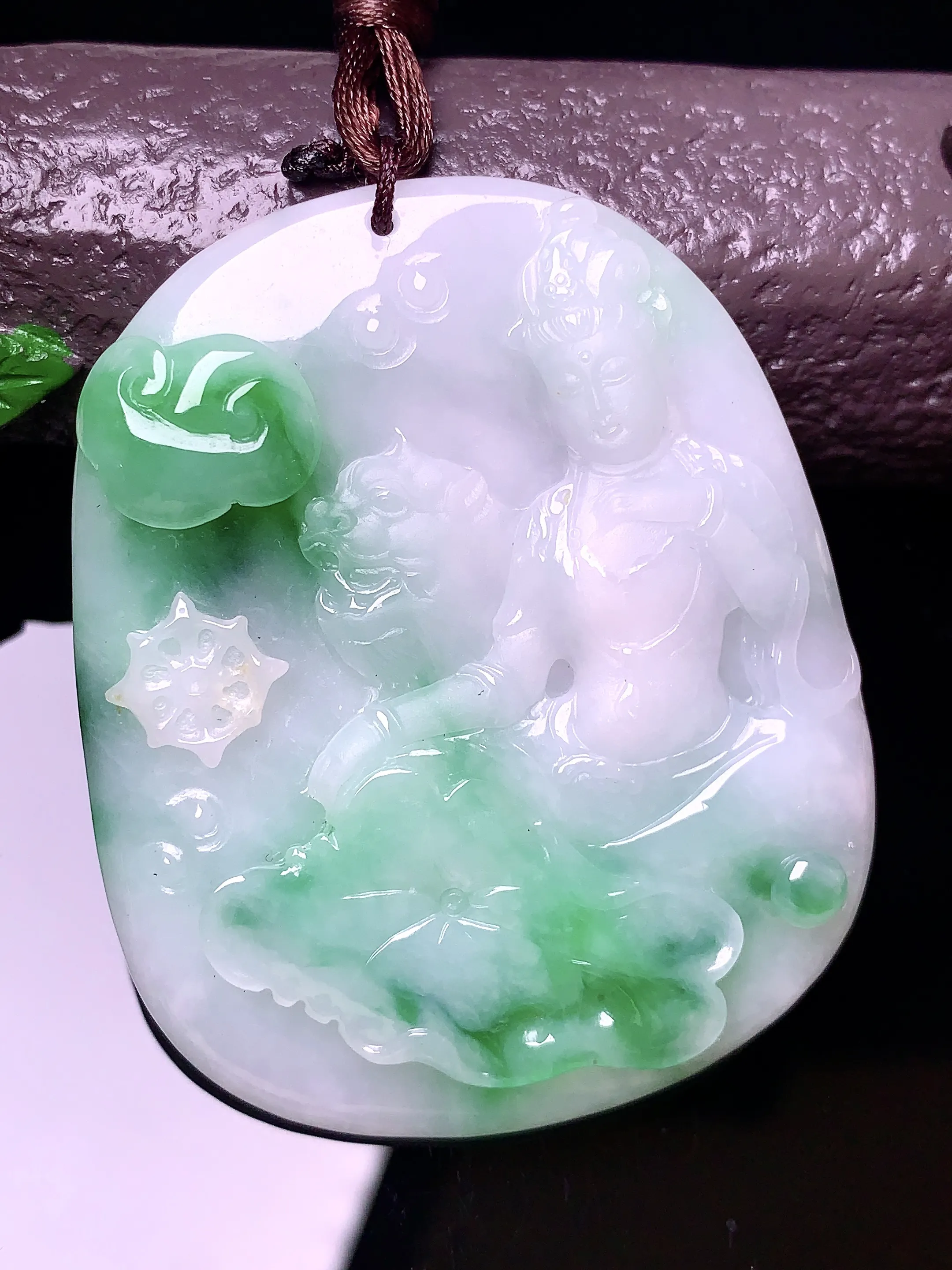 飘绿文殊观音菩萨吊坠 玉质细腻 色泽清新艳丽 整体尺寸53.2*43.7*6