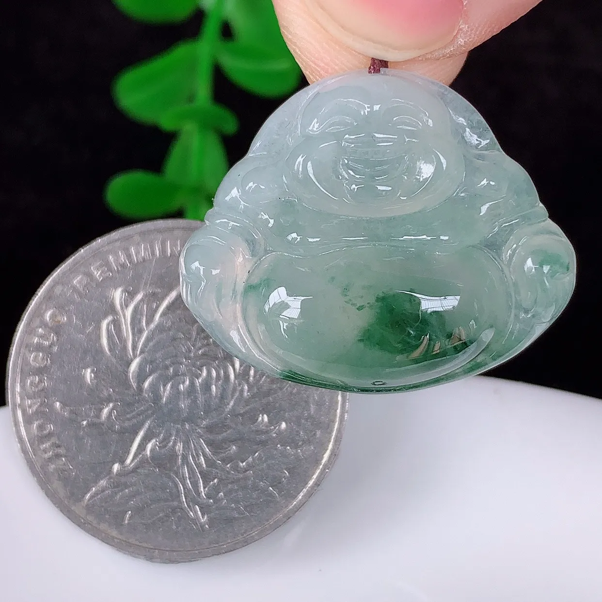 自然光实拍，冰润冰种飘花翡翠佛公吊坠，饱满， 佛公亦保平安，寓意有福（佛公）相伴，配戴优雅迷人！#46.8