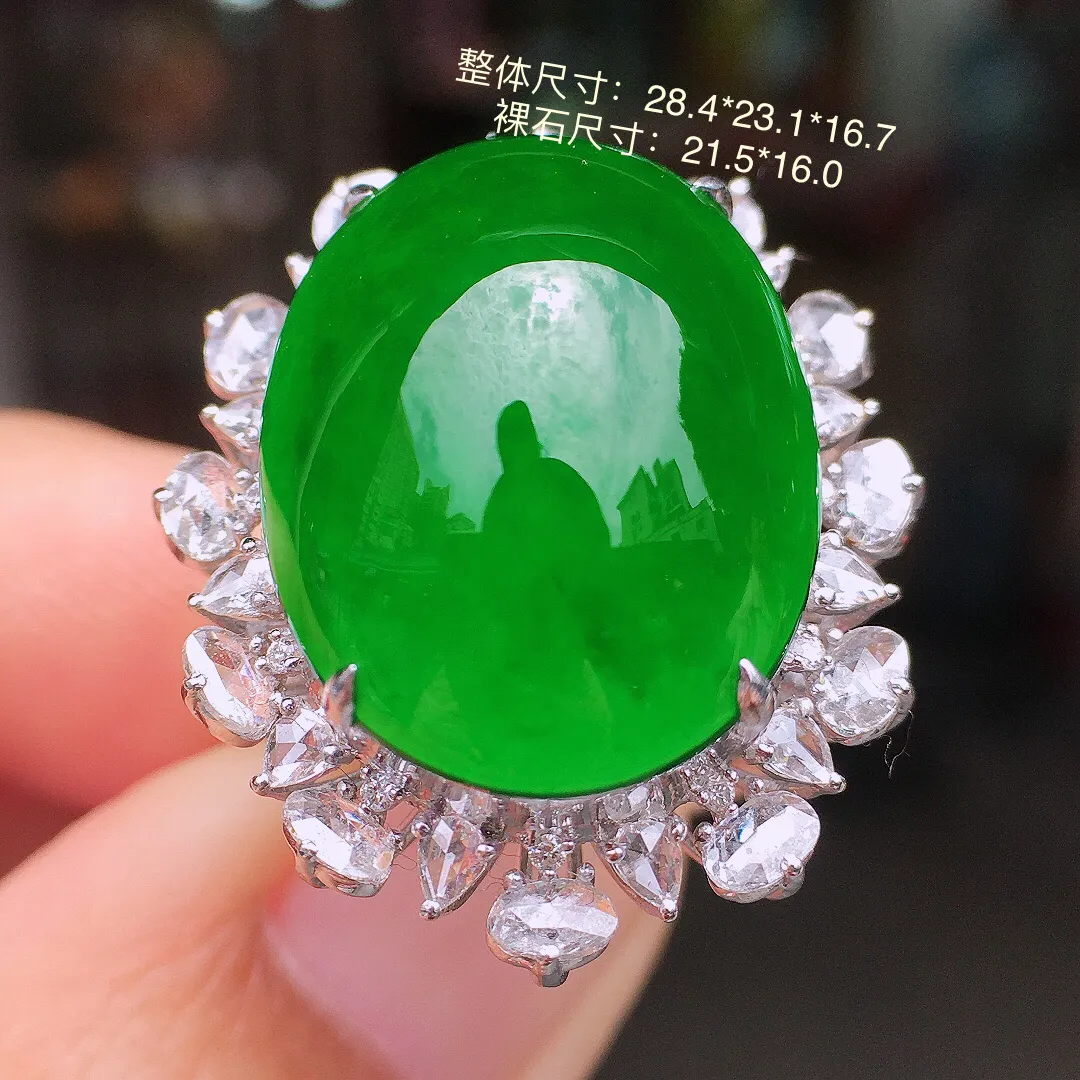 阳绿大蛋面戒指，色泽均匀艳丽，玉质细腻，荧光感超
强，饱满水润，气质满满。18k
金豪华镶嵌