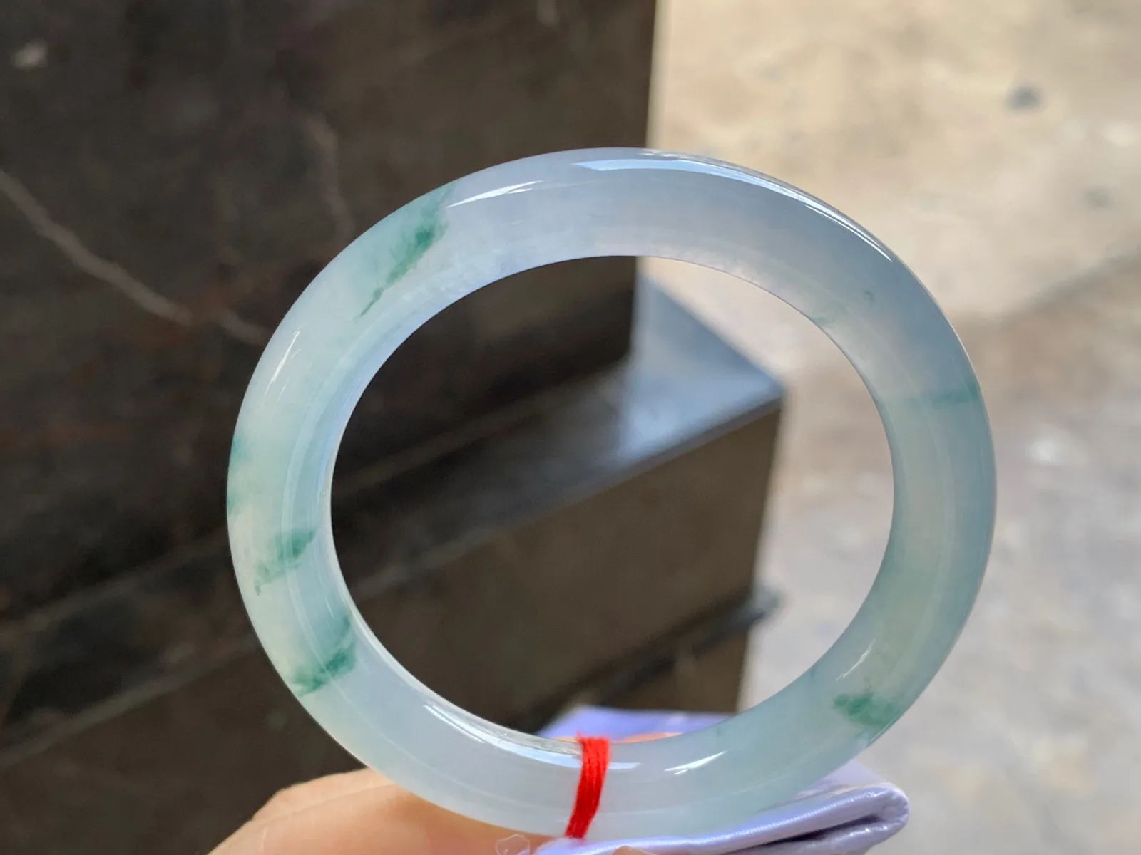 冰种飘花圆条手镯
尺寸：55.2-9.3mm
冰味十足～飘花点缀 性价比不错哦