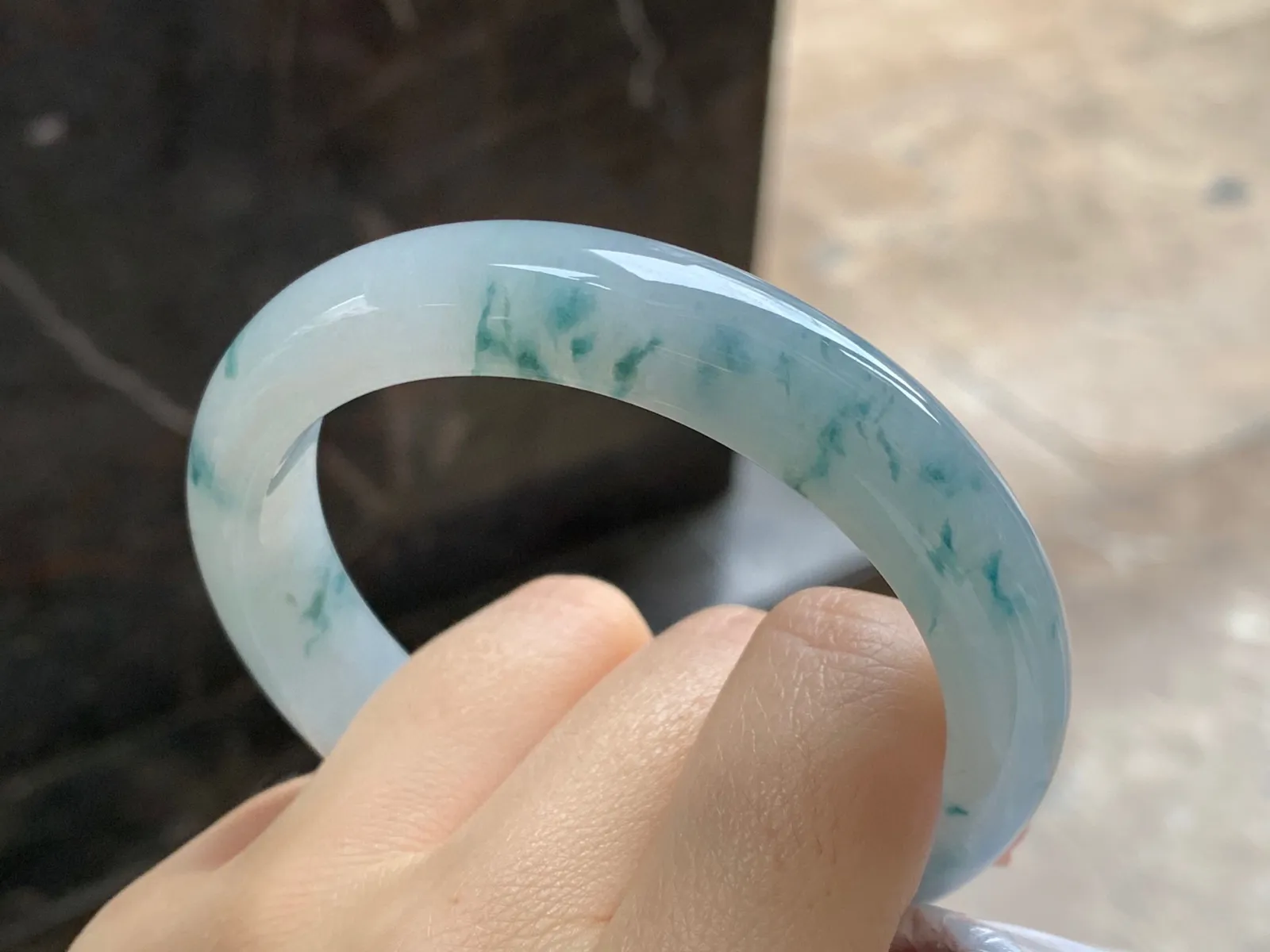 飘花手镯
尺寸：58.3-12-8.3mm
底子细腻干净～飘花点缀上手好看