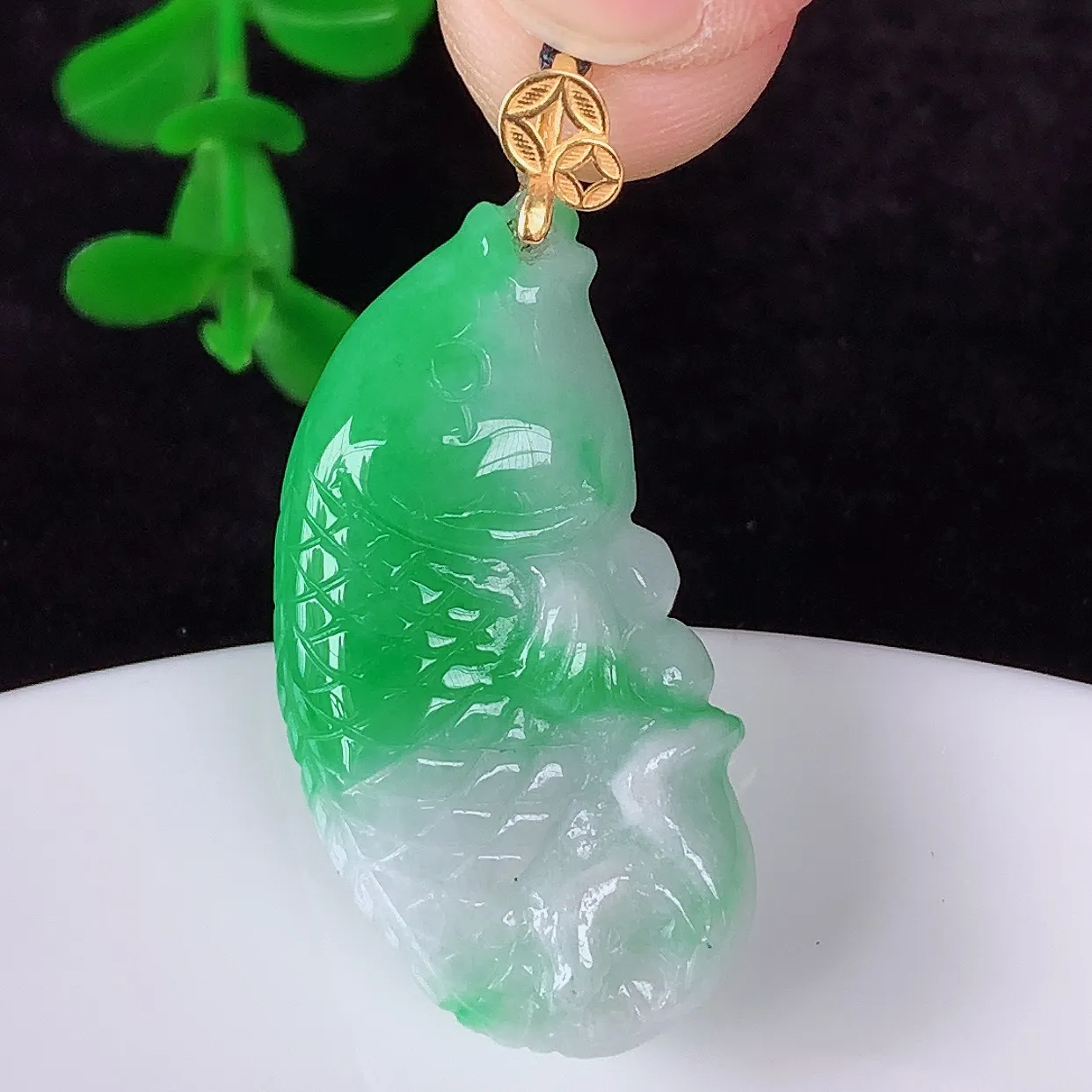 自然光实拍，18K金镶嵌冰润冰糯种飘阳绿翡翠年年有余，自由自在玉吊坠，寓意财源广进，雕工婉约，栩栩如生，佩戴优雅迷人！#00.8