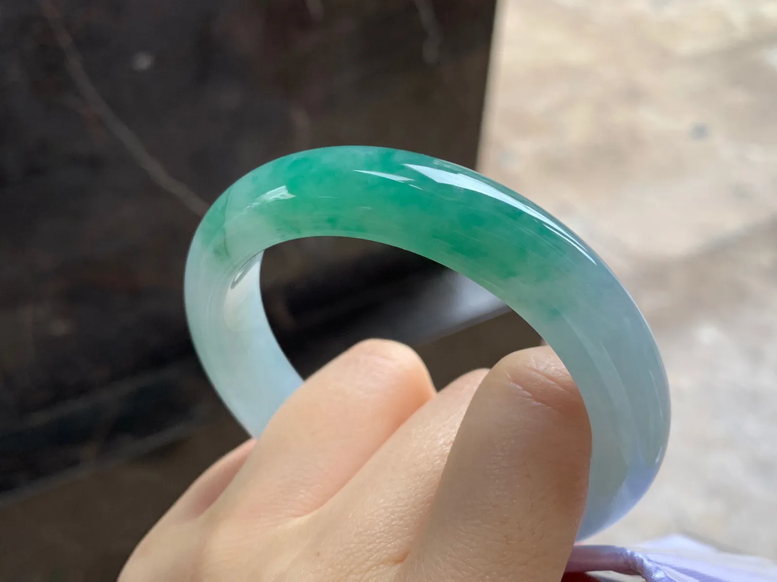 带色手镯
尺寸：55.6-12.4-8.5mm
肉质细腻干净～一段绿色好看