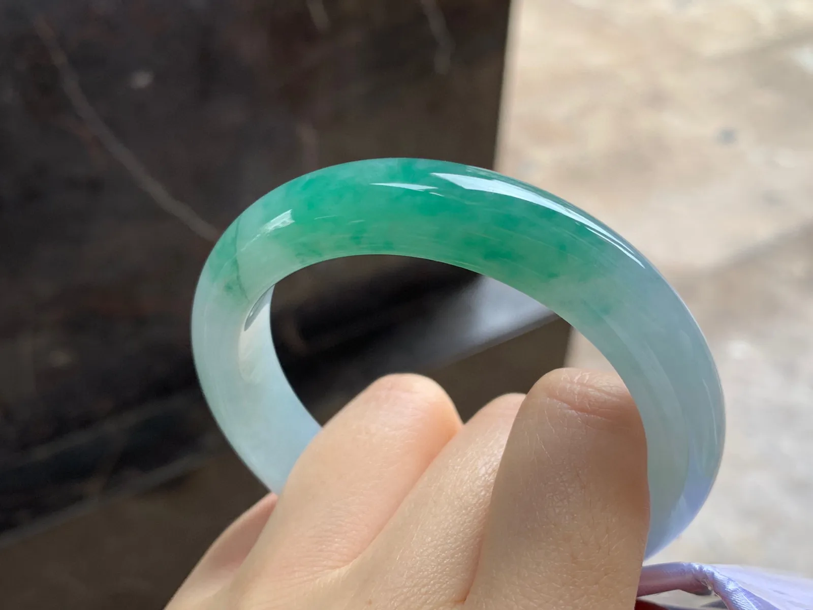 带色手镯
尺寸：55.6-12.4-8.5mm
肉质细腻干净～一段绿色好看