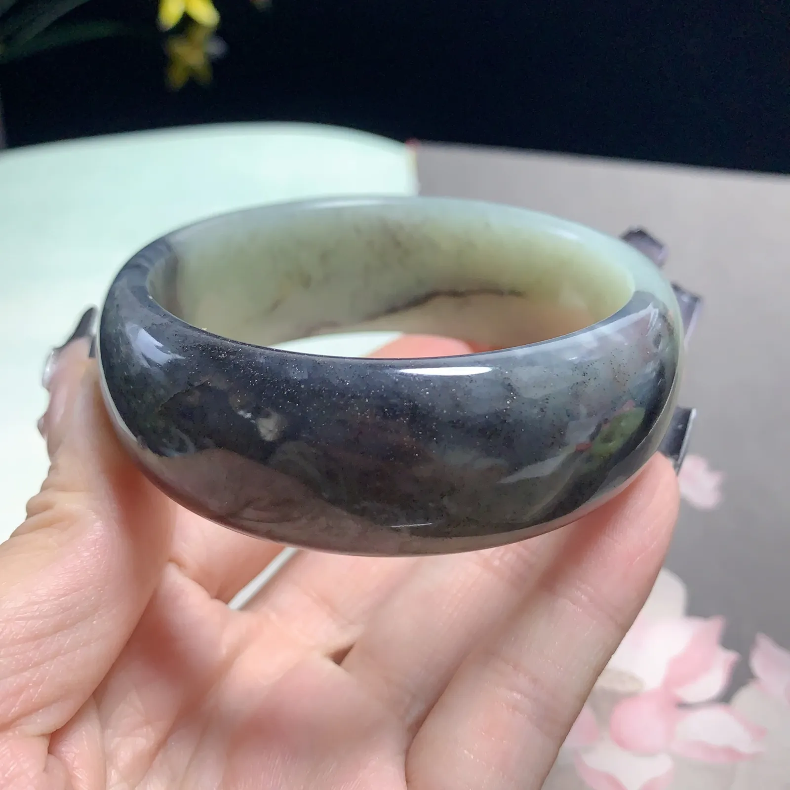 和田玉57.5圈口青花宽版手镯，圈口57.5宽22.5玉质细腻油润 底色纯净  脂粉好，品质高