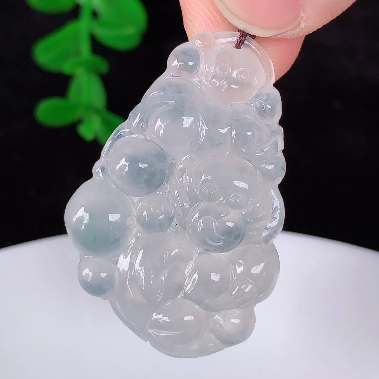 自然光实拍，冰润冰种翡翠生肖猴吊坠，种老水足，翠色灵动，寓意美好，佩戴时尚出众！#01.8