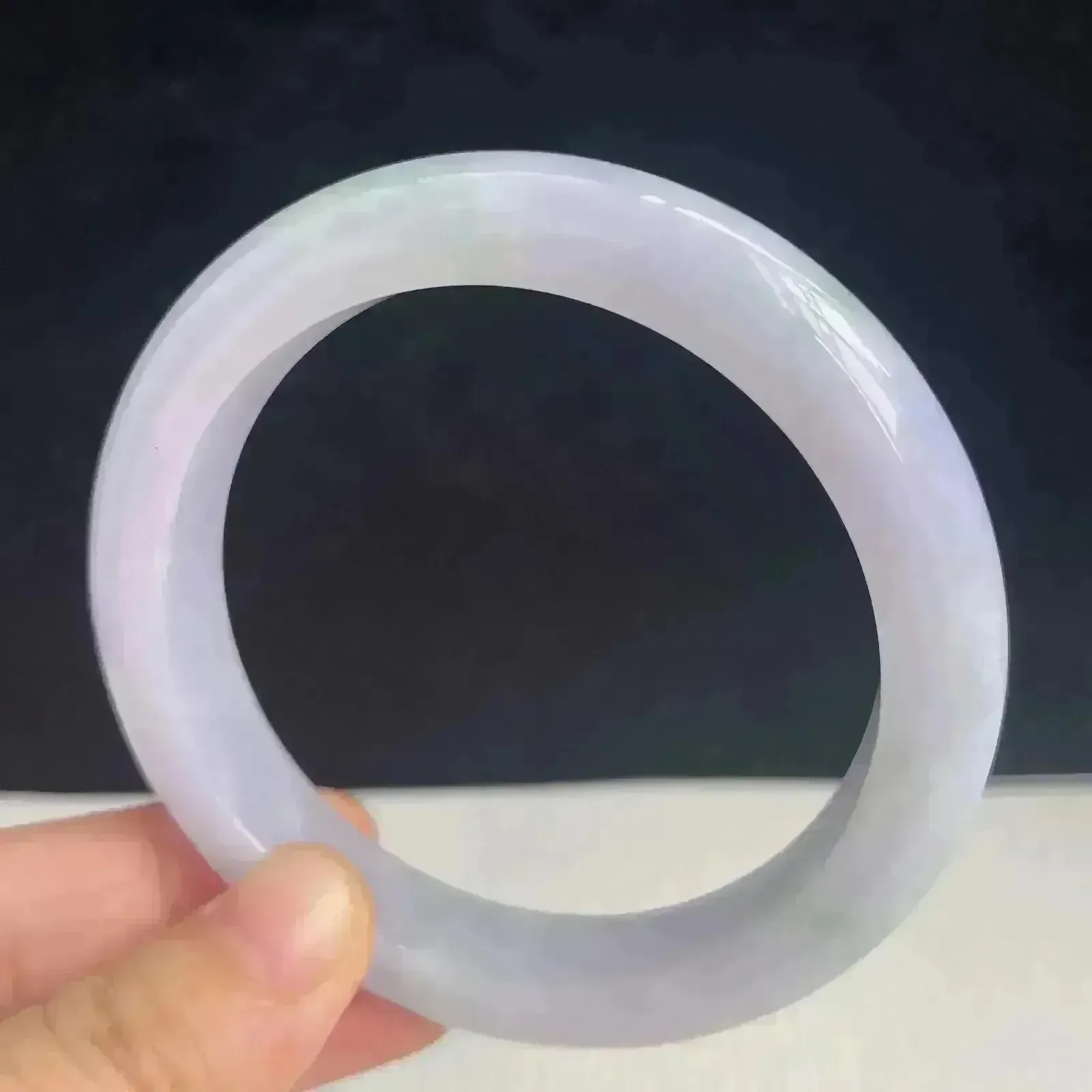 59mm自然光拍摄天然翡翠淡紫罗兰好种水正圈手镯 63.45克