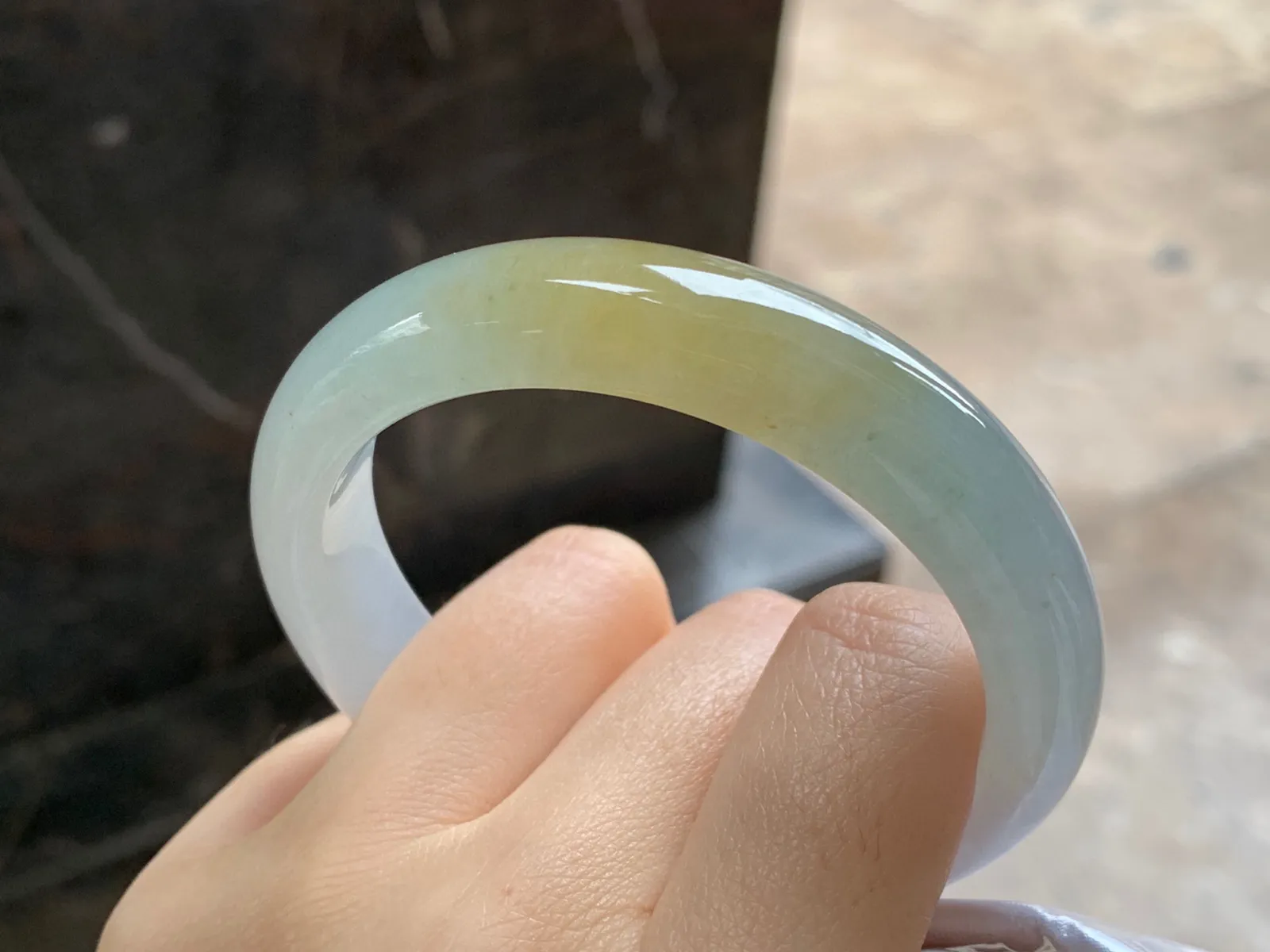 冰黄翡手镯
尺寸：56-12.4-8.1mm
种水好 干净清秀上手好看
