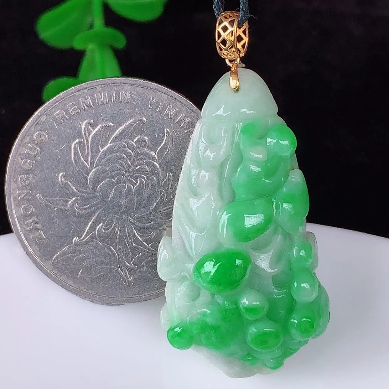 自然光实拍，18K金镶嵌冰润冰糯种飘阳绿翡翠招百财白菜吊坠，百财聚来 财源滚滚，色泽鲜艳，精工水润的白菜，性价比高！#1.8
