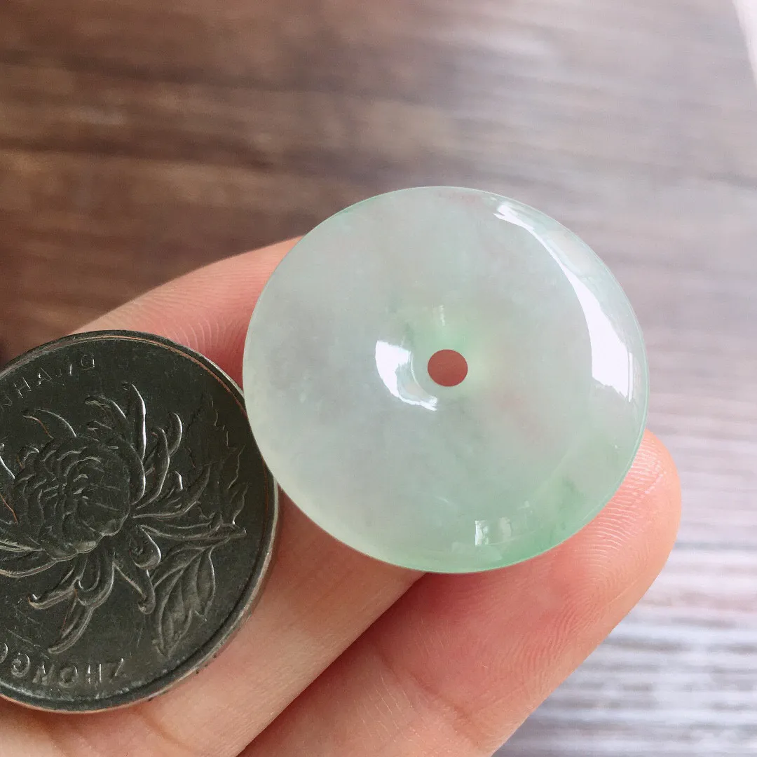 冰晴底平安扣，冰润光泽，玉质细腻，种水足，整体尺寸26*5.3