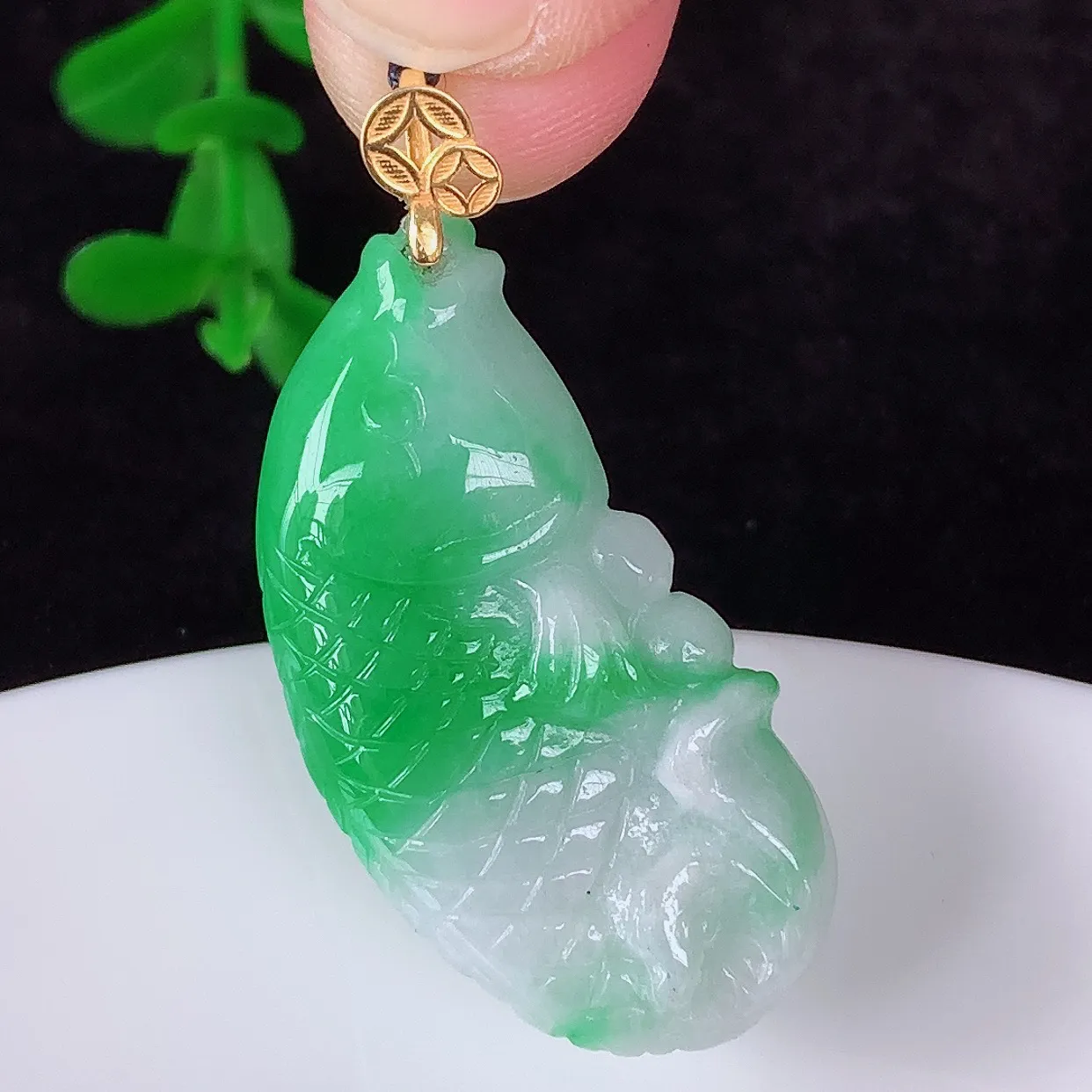 自然光实拍，18K金镶嵌冰润冰糯种飘阳绿翡翠年年有余，自由自在玉吊坠，寓意财源广进，雕工婉约，栩栩如