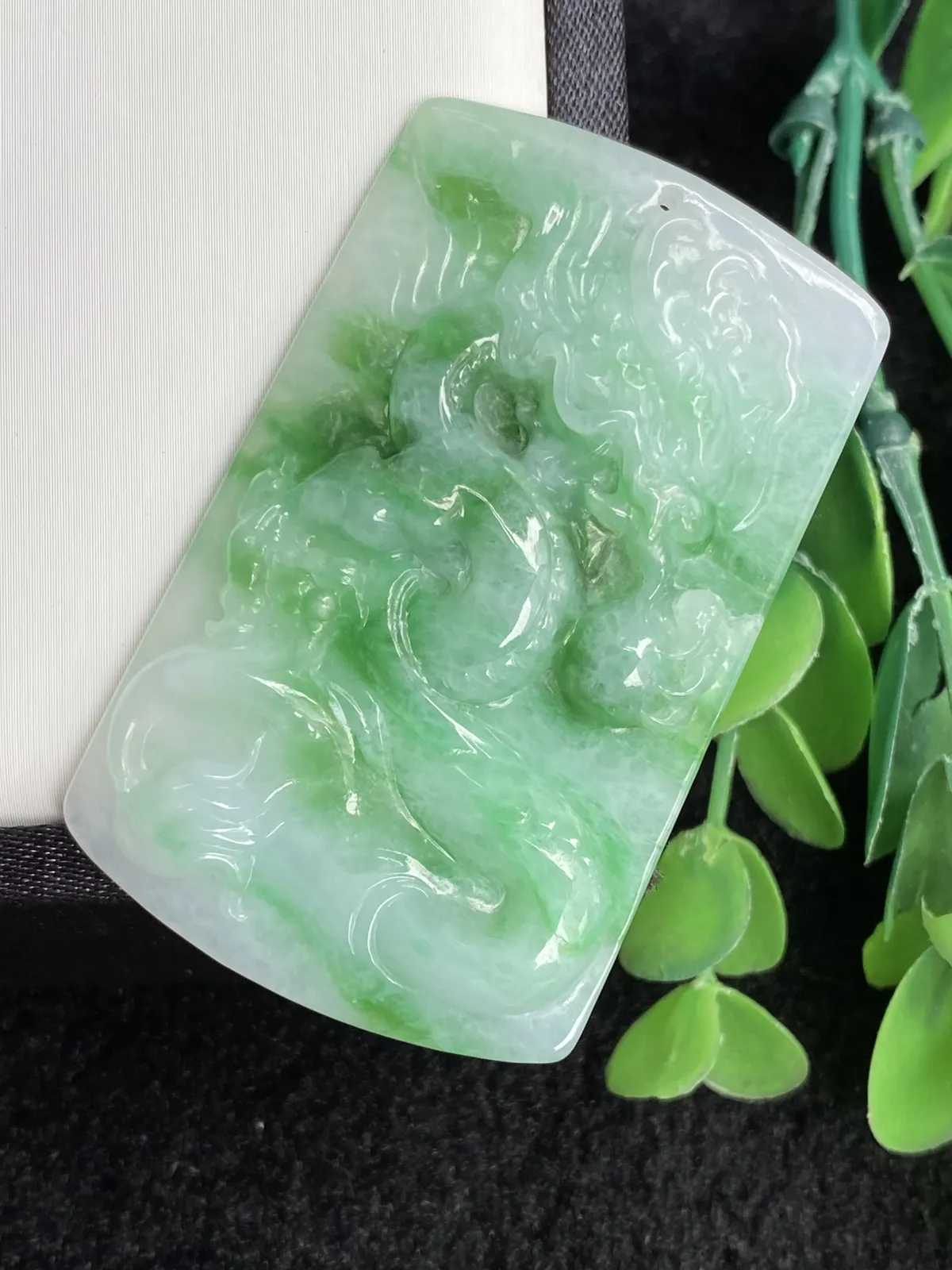 推荐 【阳绿龙牌】色阳，色辣，无裂 ，背面避纹雕，细腻，水润，品相佳～～