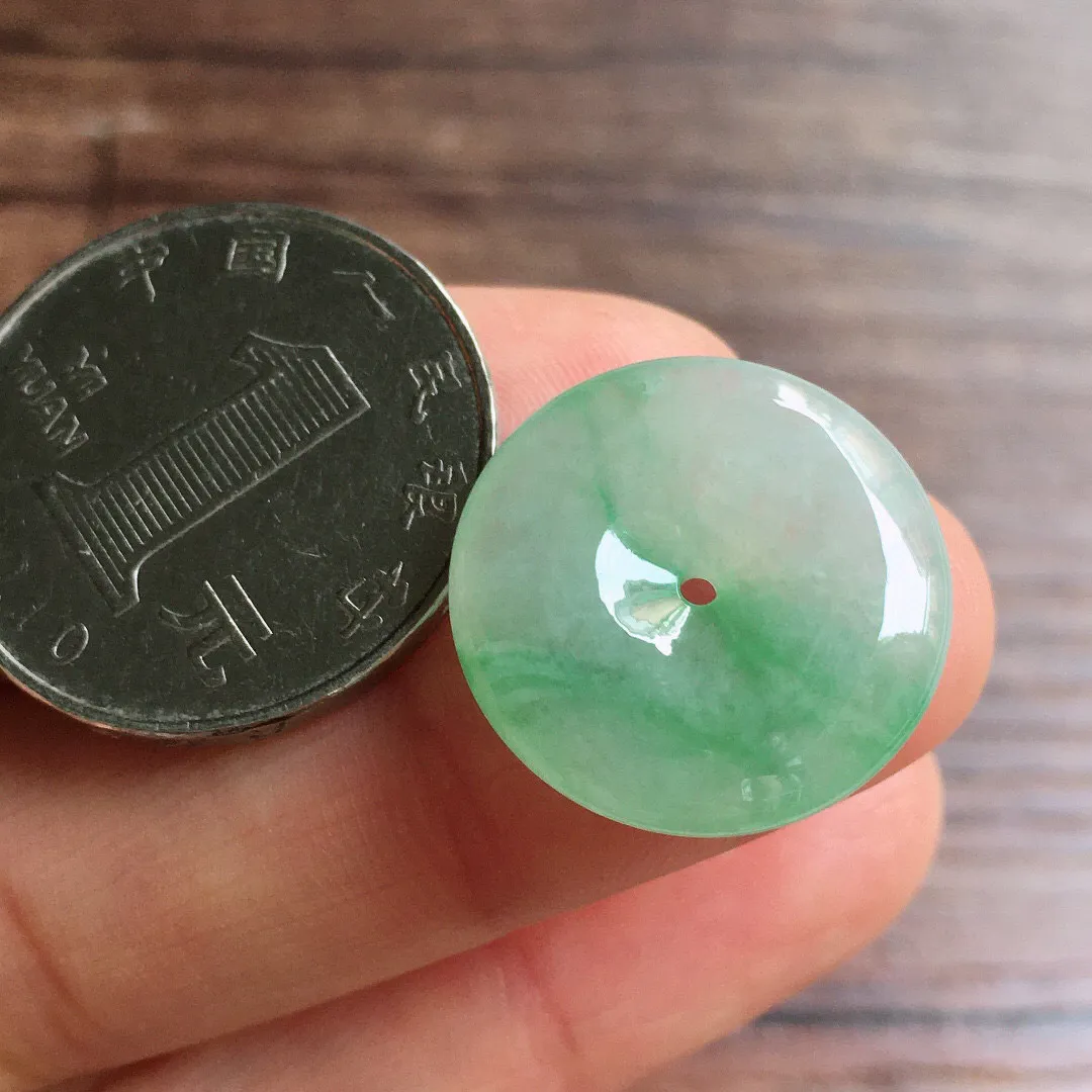 冰飘绿平安扣，冰润光泽，玉质细腻，种水足 整体尺寸19.8*5