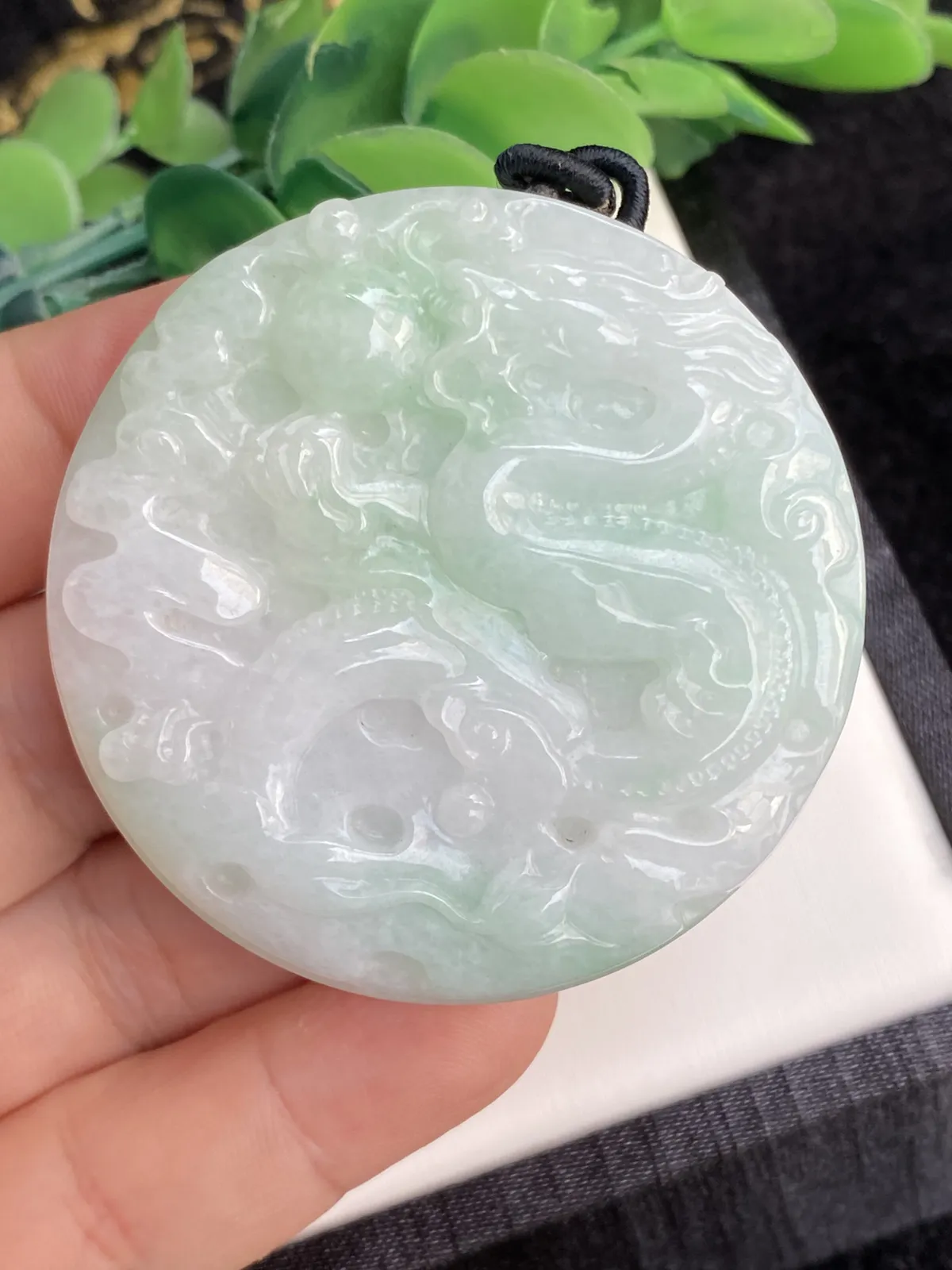 推荐【飘绿龙牌】飘浅绿，无纹裂，水润，细腻，品相佳～～大件厚装，满满一个镯芯料子～
