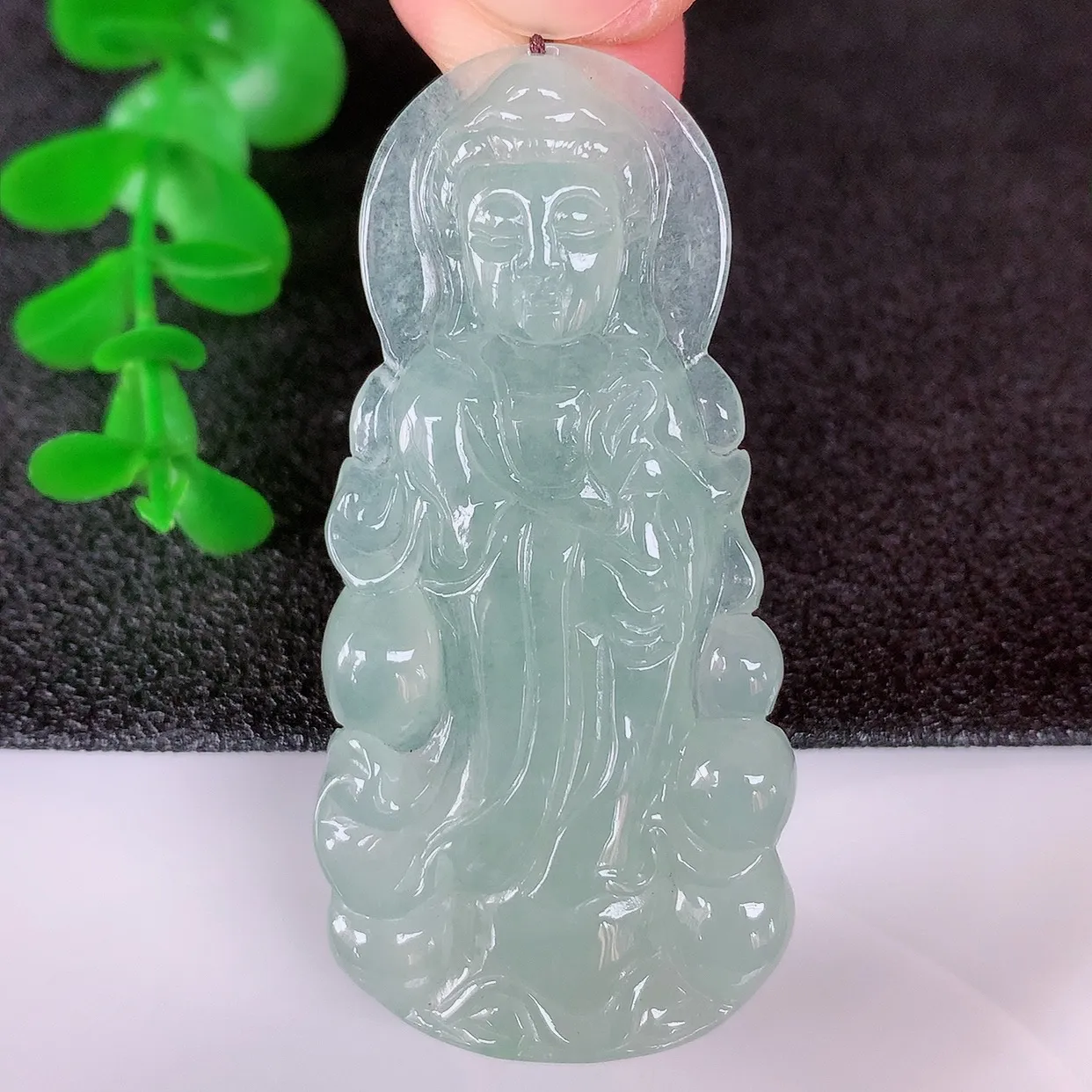 自然光实拍，冰种翡翠正装观音吊坠，赐福翡翠观音，翠色迷人，观音面相端庄，佩戴时尚出众！#57.10