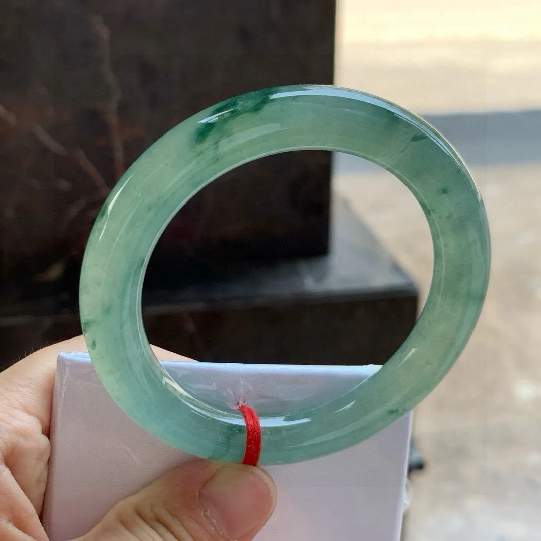 尺寸56/10.4，冰飘花圆条手镯
冰透水润细腻 清新甜美 气质