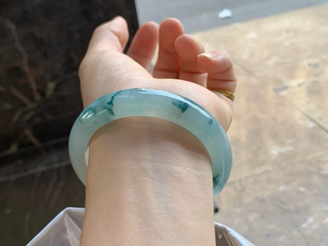 尺寸57.1/12.5/8.7，冰飘花手镯
水润细腻
