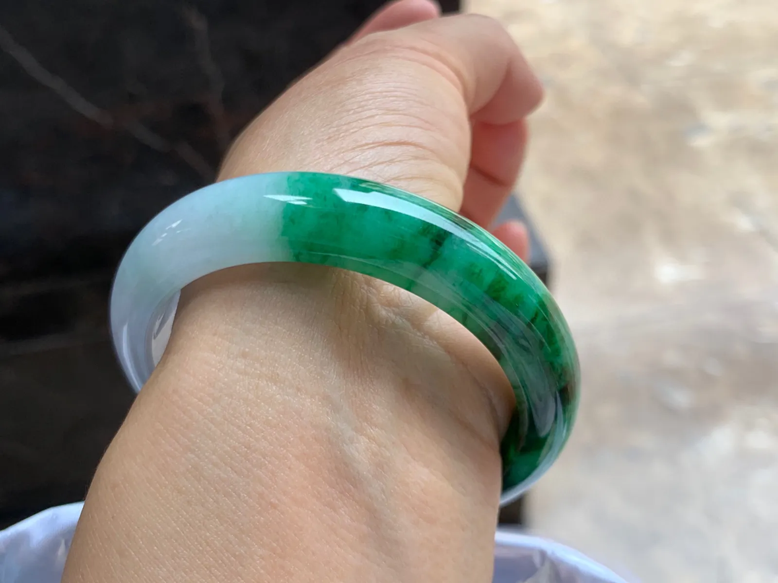 54.5-13-8.5mm
瓜皮绿手镯 底子细腻 颜色辣绿 上手大气