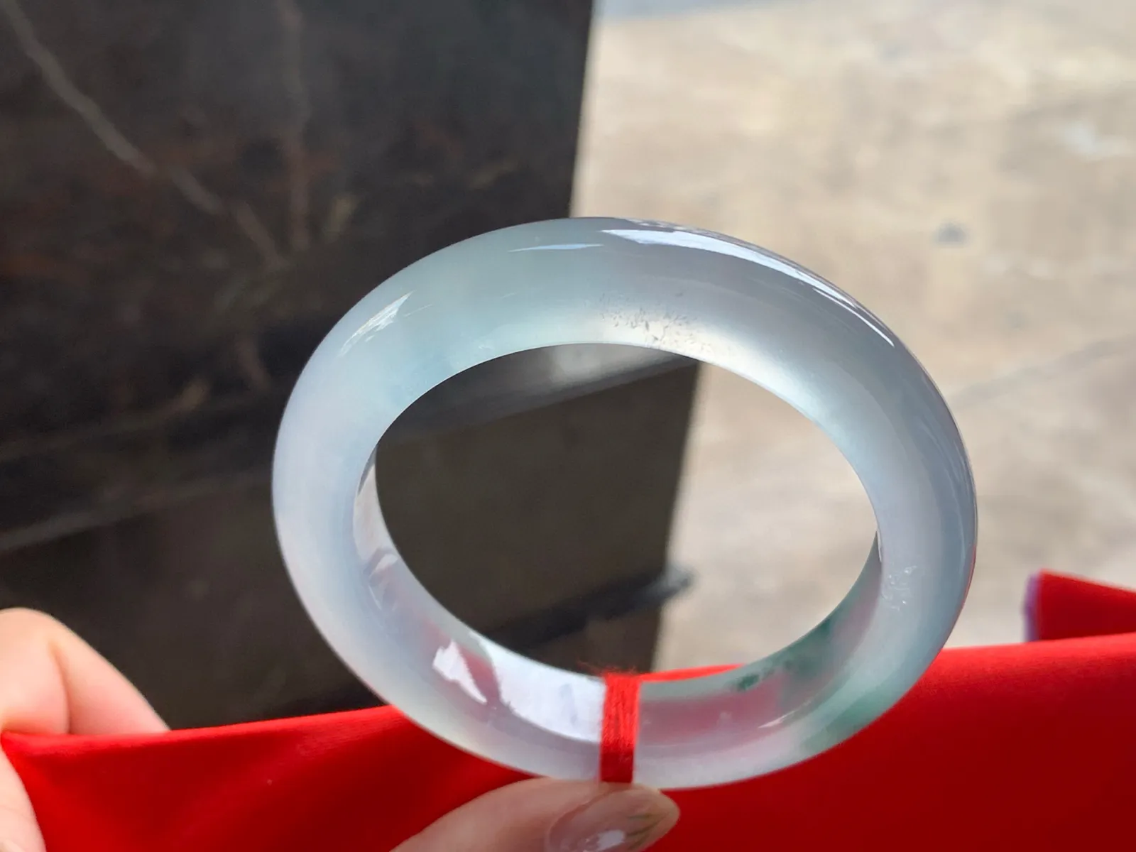 玻璃种飘花大圈口手镯
尺寸：56.5-12.5-9.5mm
荧光十足～360度无死角～