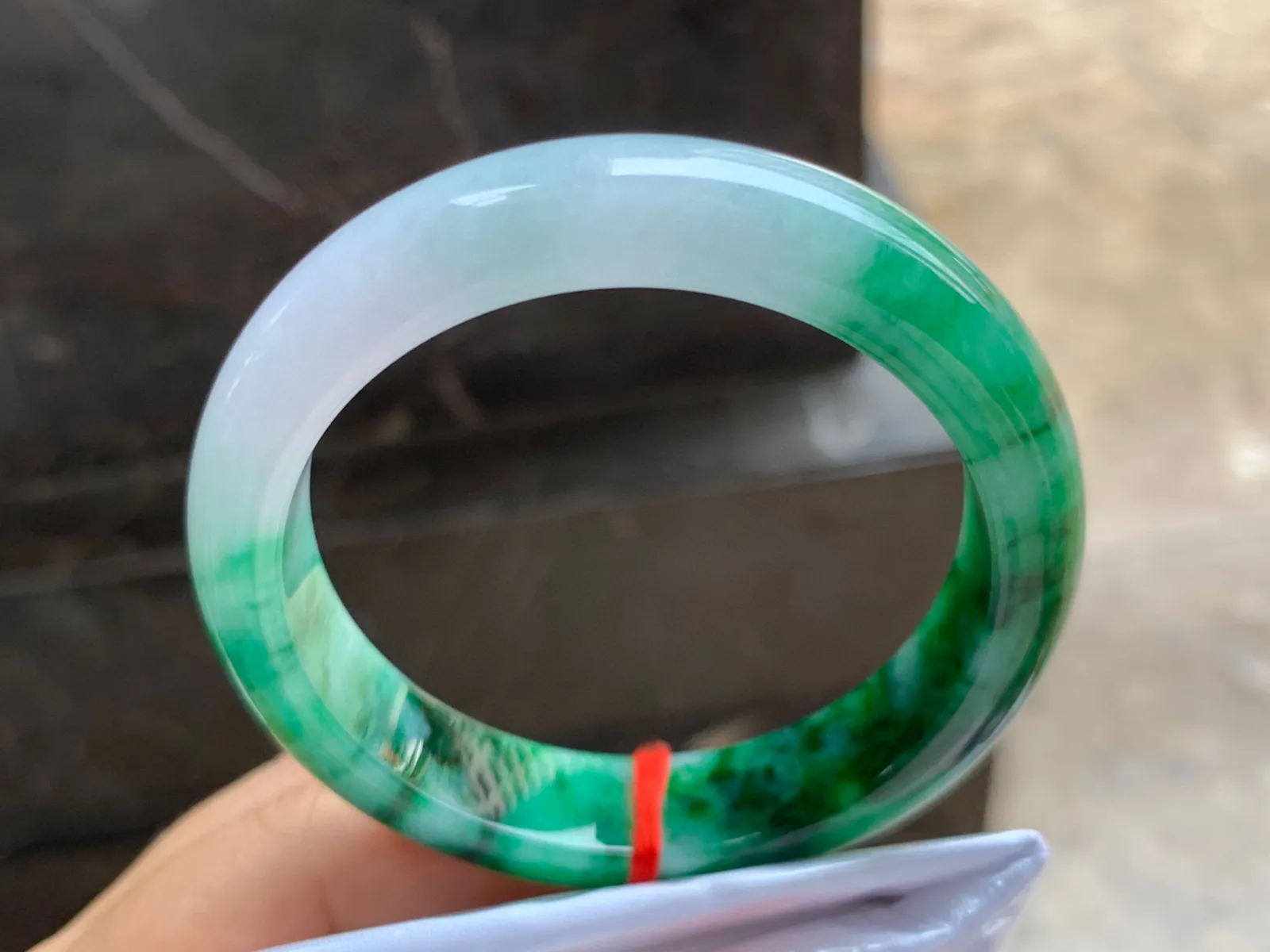 54.5-13-8.5mm
瓜皮绿手镯 底子细腻 颜色辣绿 上手大气