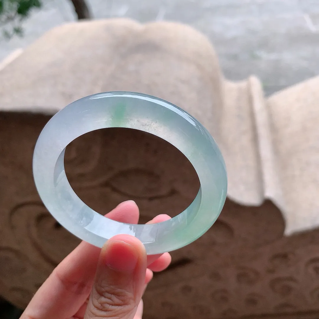 正圈冰玻阳绿 无瑕 尺寸:52.1/12.2/9.1 种色俱佳️️