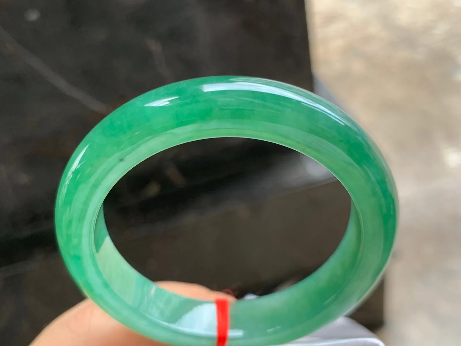 52-11.5-8.5mm
满色手镯 底子细腻 色满均匀