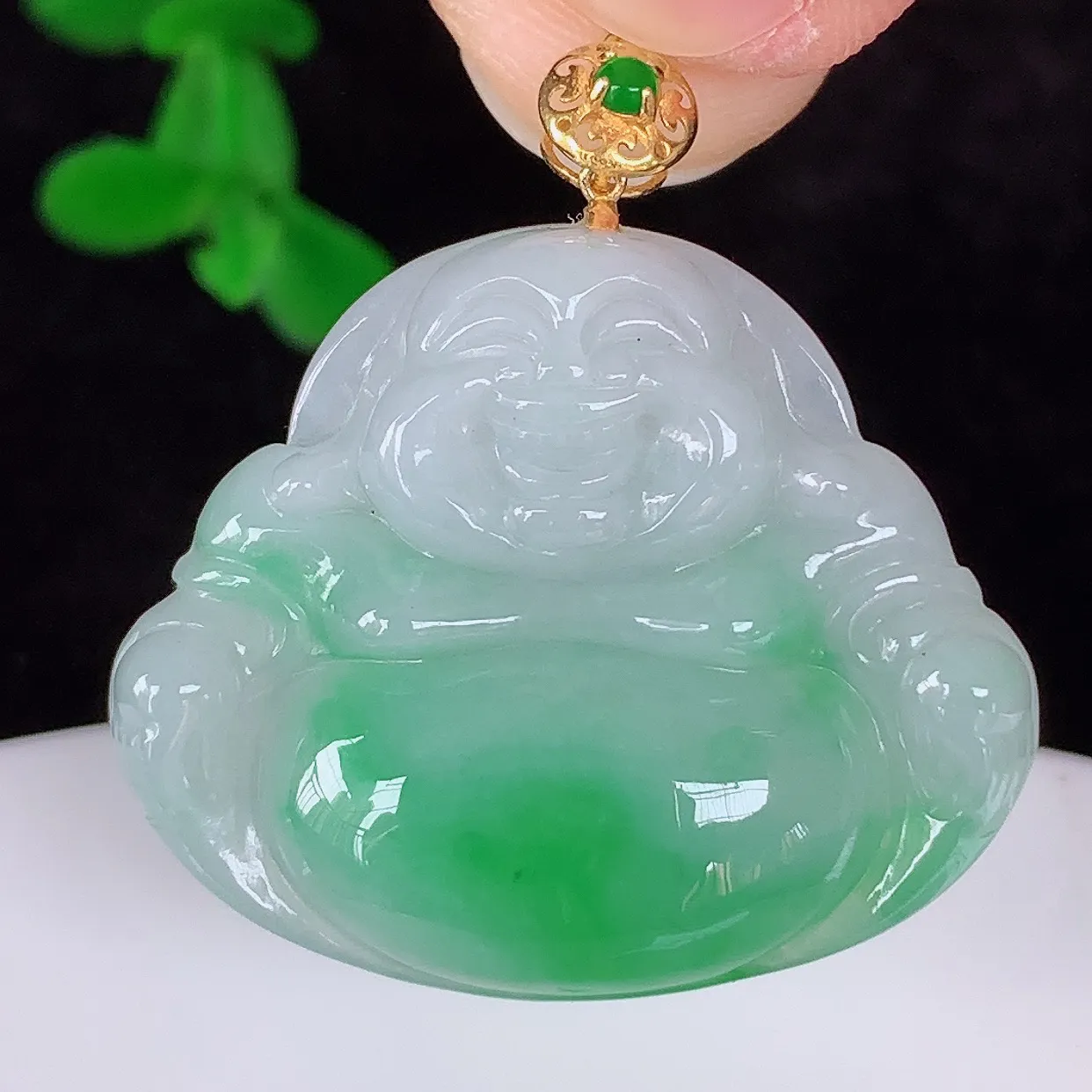 自然光实拍，18K金镶嵌冰润冰糯种飘阳绿翡翠佛公吊坠，冰透饱满， 佛公亦保平安，寓意有福（佛公）相伴，品相佳，配戴优雅迷人！#35.10整体28.6*裸石22.6*27*5