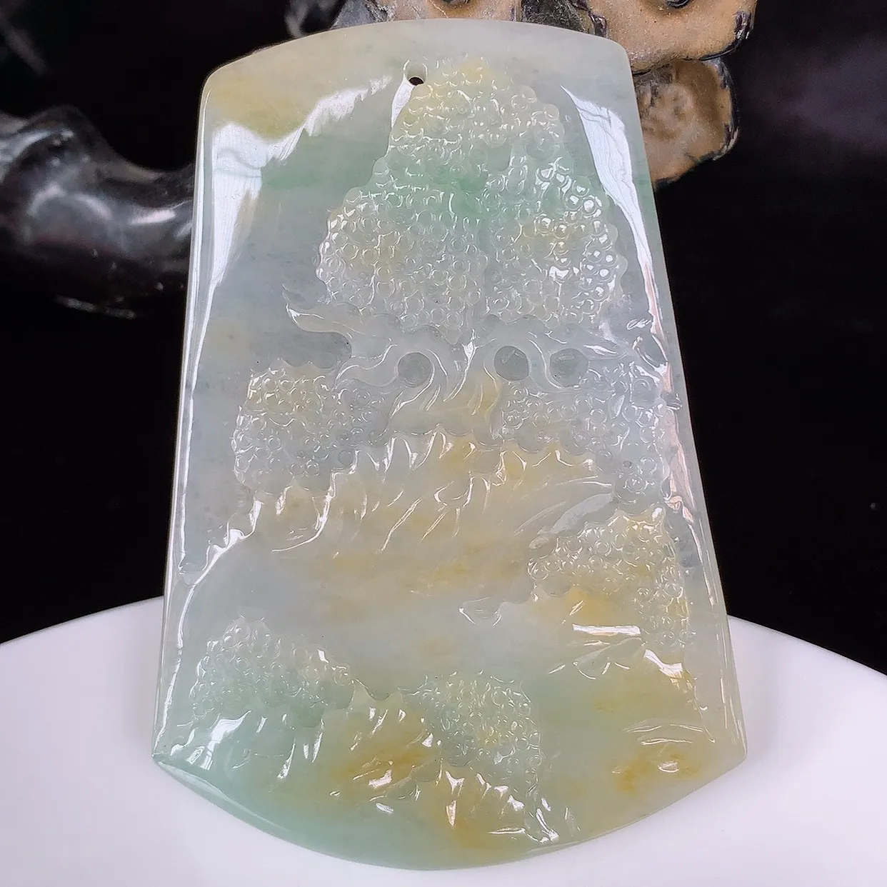 自然光实拍，大件冰润冰糯种双彩黄加绿翡翠山水牌吊坠，翡翠山水，立体生动形象，山水素材布局合理，意境感佳，佩戴上身效果更高贵 #60.10