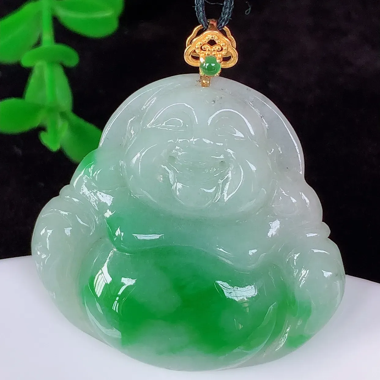 自然光实拍，18K金镶嵌冰润冰糯种飘阳绿翡翠佛公吊坠，冰透饱满， 佛公亦保平安，寓意有福（佛公）相伴，品相佳，配戴优雅迷人！#1.10整体35.5*裸石29.5*31.6*5.6
