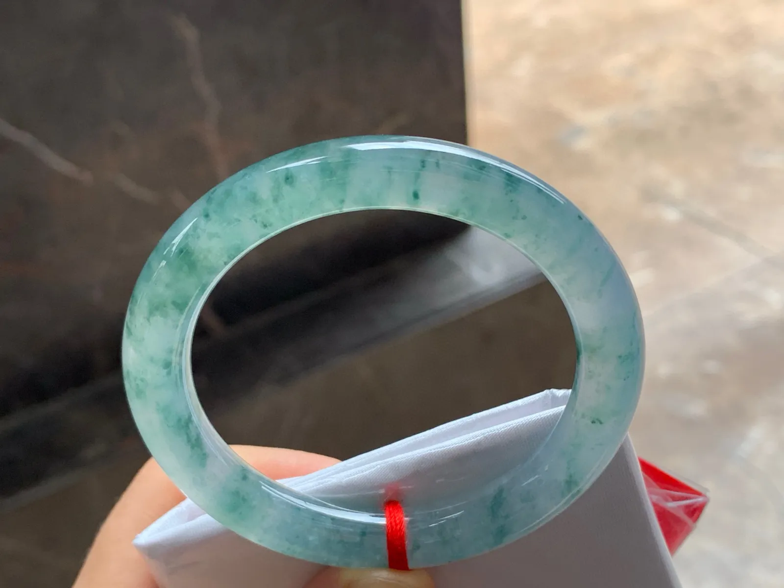 尺寸53.4/8.9，冰飘花圆条手镯
水润细腻 清新甜美 冰透