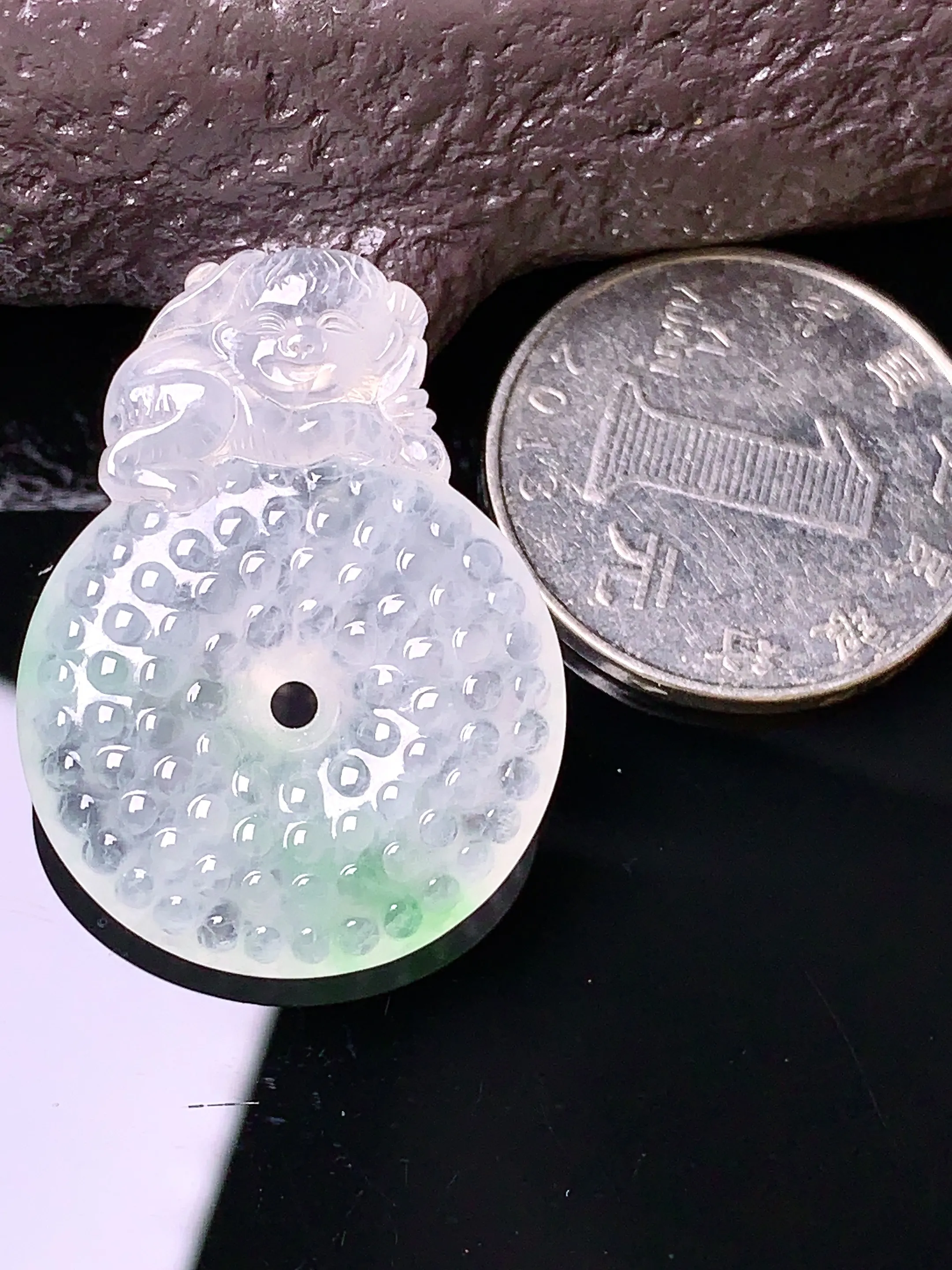 飘绿仿古平安扣吊坠 玉质细腻 色泽清新艳丽 整体尺寸32.2*24.2*6