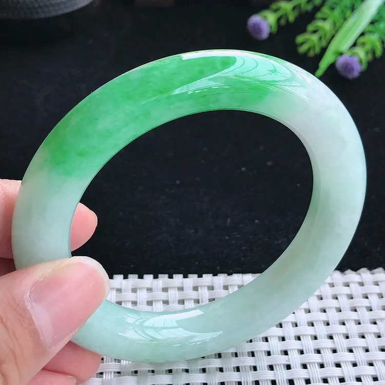 自然光56圈口老坑精美温润飘阳绿圆条手镯翡翠玉镯尺寸56.12/11.4