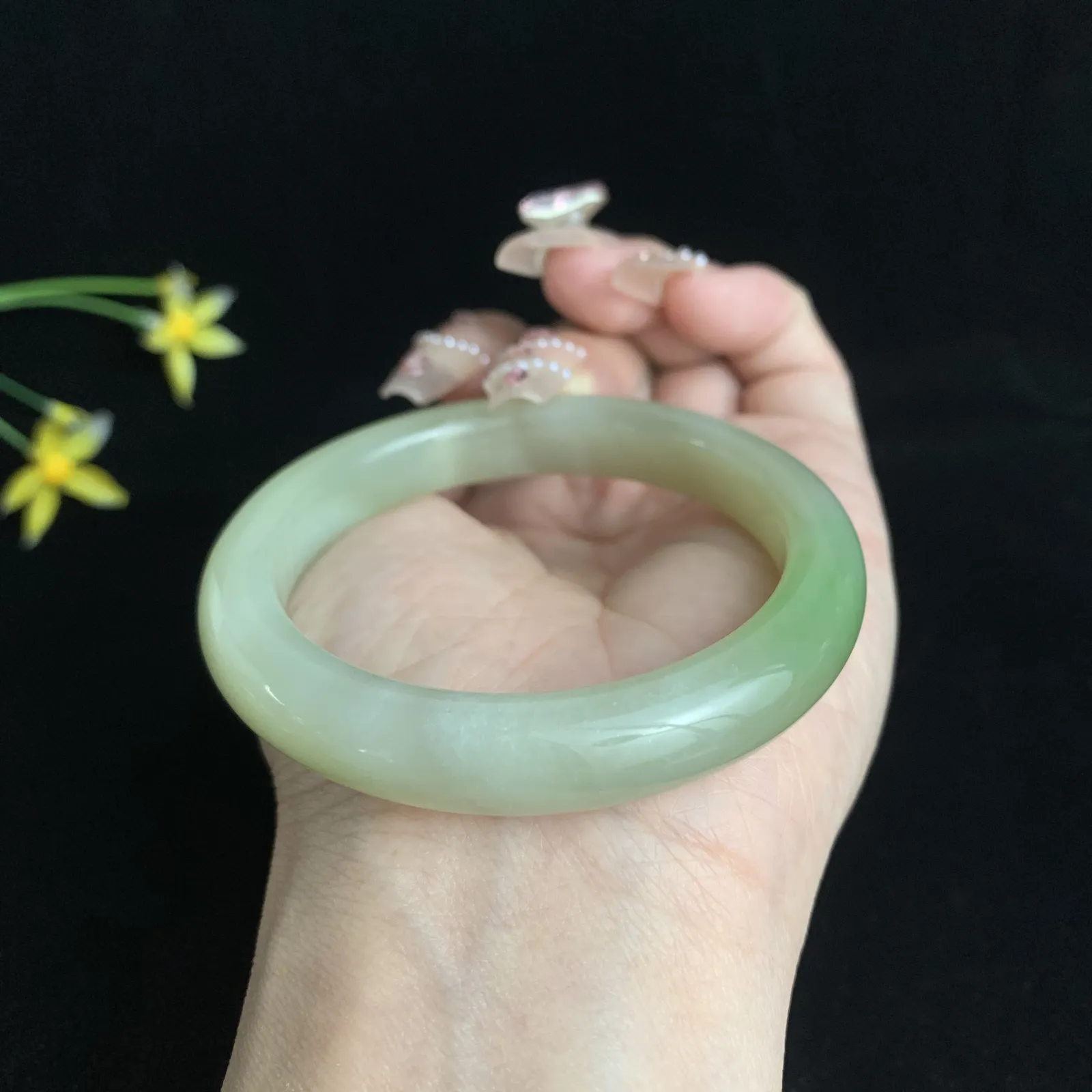 和田玉53圈口青海翠翠青手镯！圈口53宽10.5玉质细腻油润 底色纯净 脂粉好，品质好！