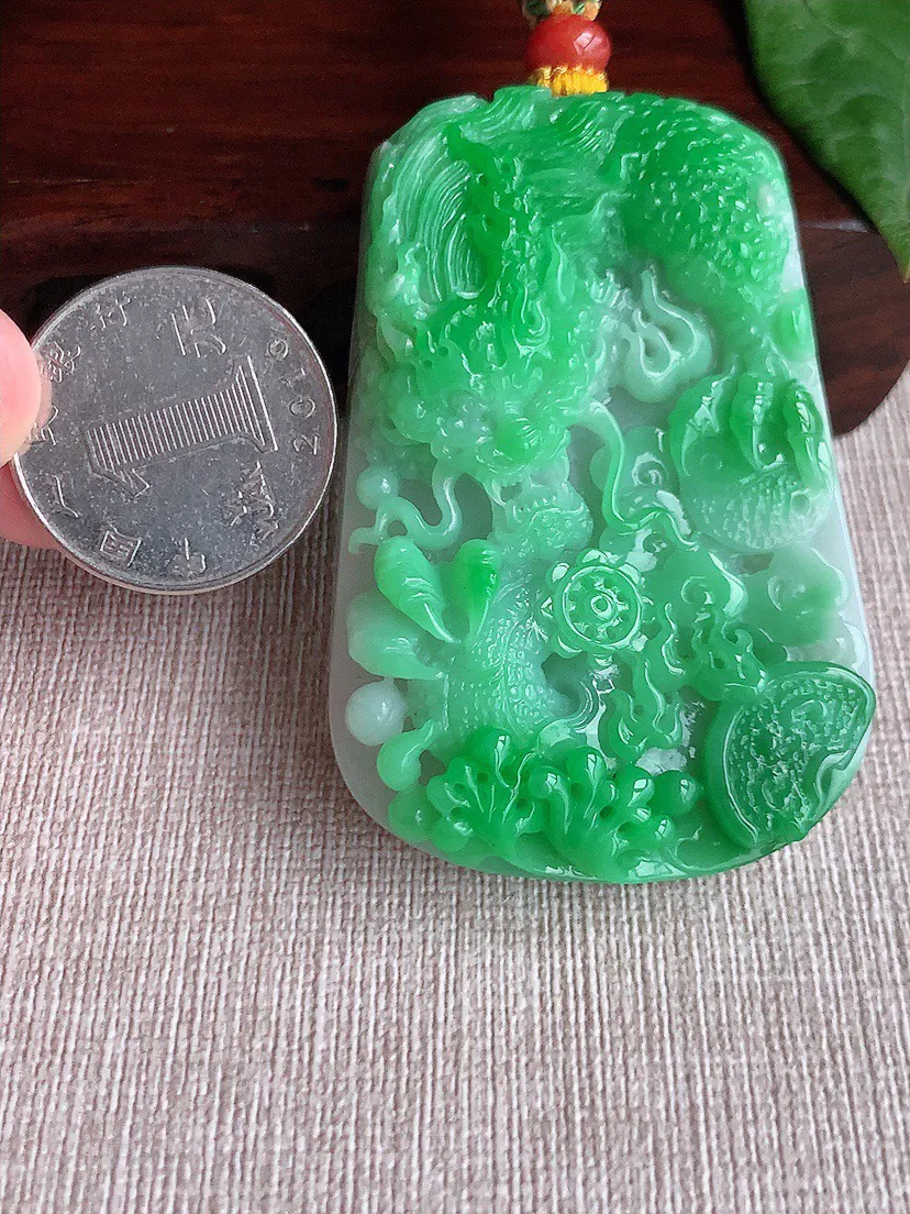 缅甸a货翡翠ddj老坑冰润飘阳绿龙牌吊坠 整体59.6×40.6×12mm 68.84