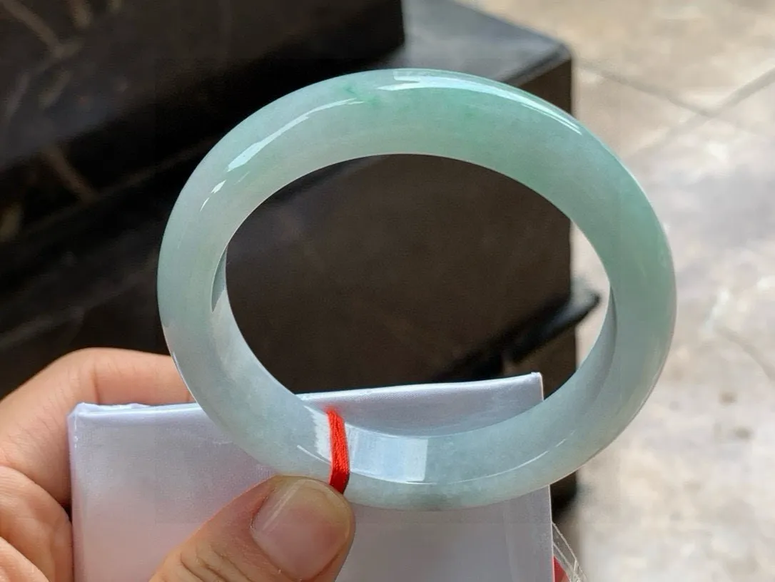 尺寸55.8/12.7/8.6，飘花手镯
水润细腻 种老气质