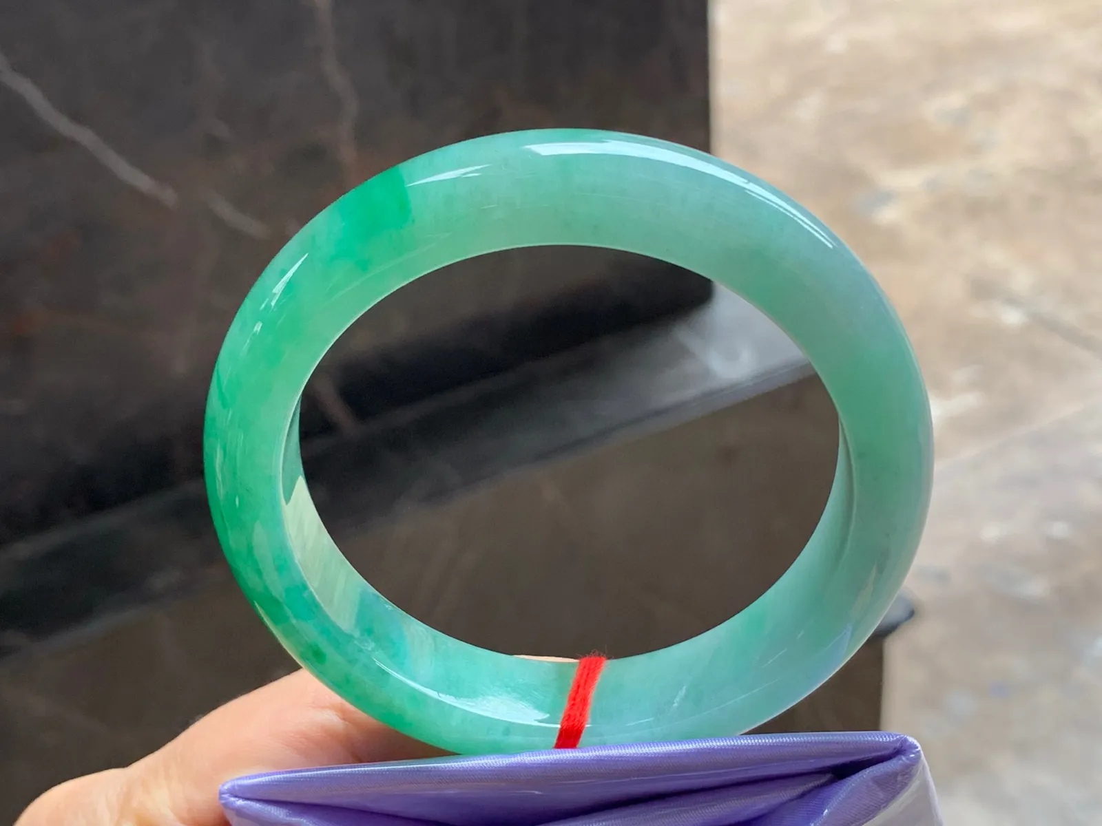 尺寸59.4/13.3/9.1，辣绿手镯
水润细腻 清新甜美