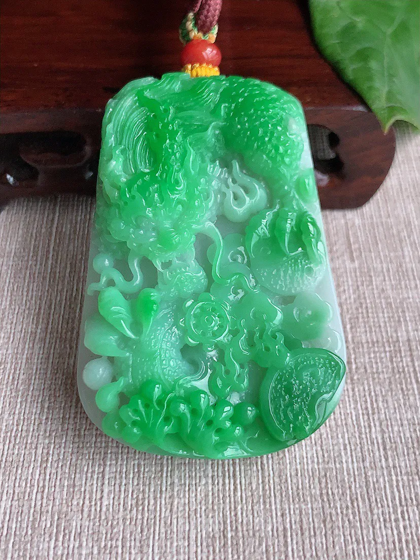缅甸a货翡翠ddj老坑冰润飘阳绿龙牌吊坠 整体59.6×40.6×12mm 68.84