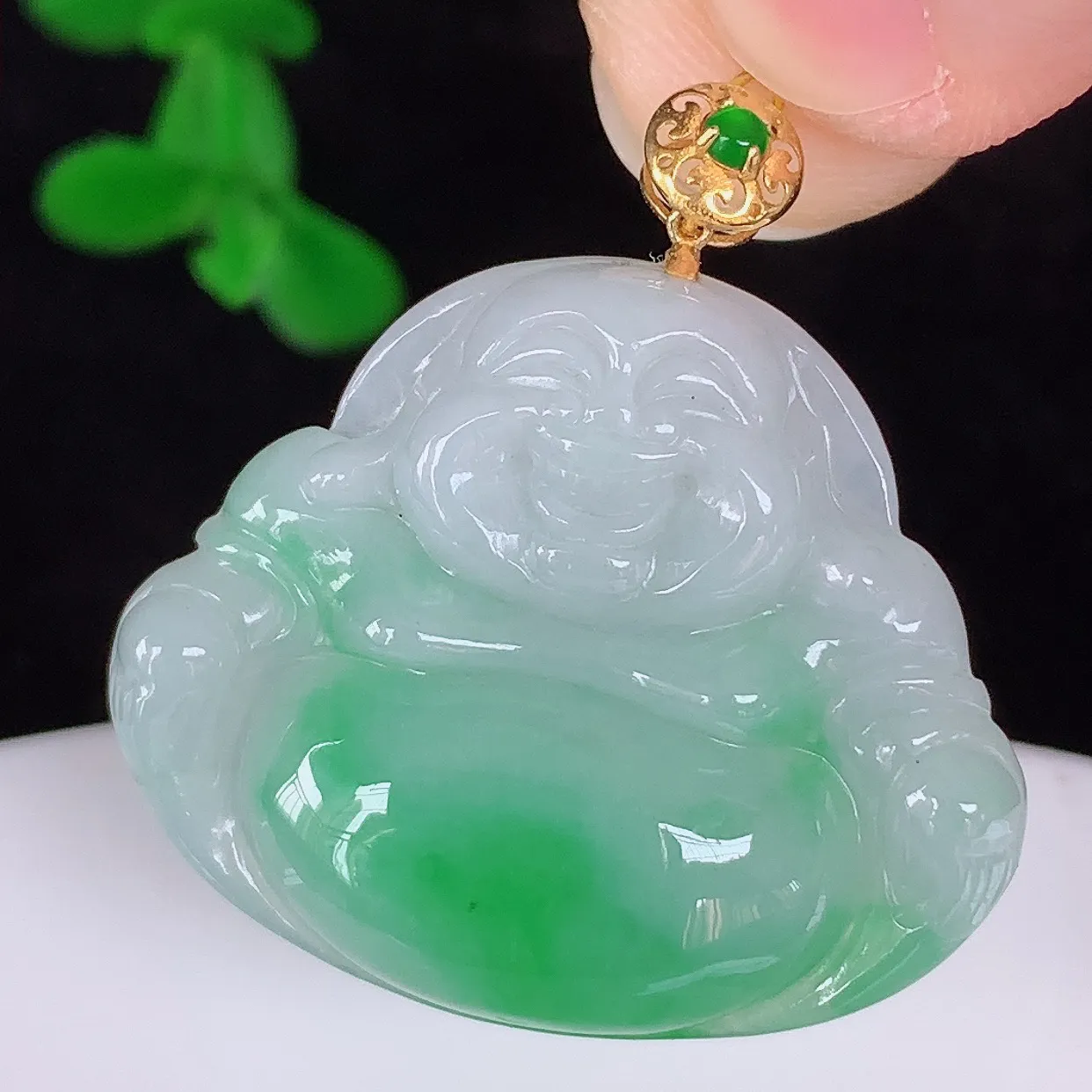 自然光实拍，18K金镶嵌冰润冰糯种飘阳绿翡翠佛公吊坠，冰透饱满， 佛公亦保平安，寓意有福（佛公）相伴，品相佳，配戴优雅迷人！#35.10整体28.6*裸石22.6*27*5