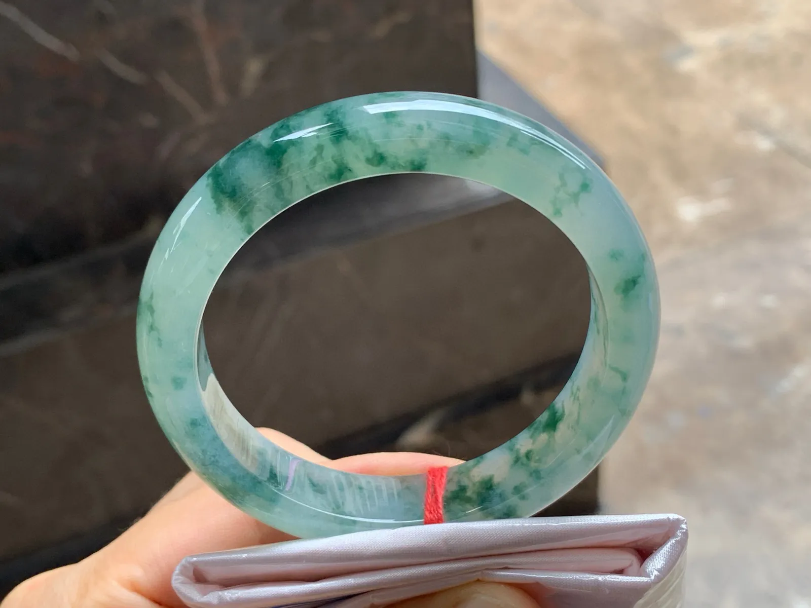 尺寸57.3/12.7/8.6，冰飘花手镯
水润细腻 清新甜美