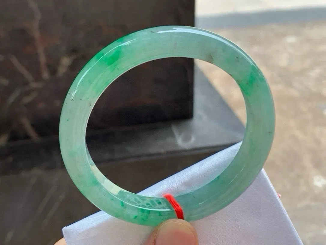 尺寸54.6/10.9/8.4，带色手镯
冰透水润细腻 清爽 气质大气