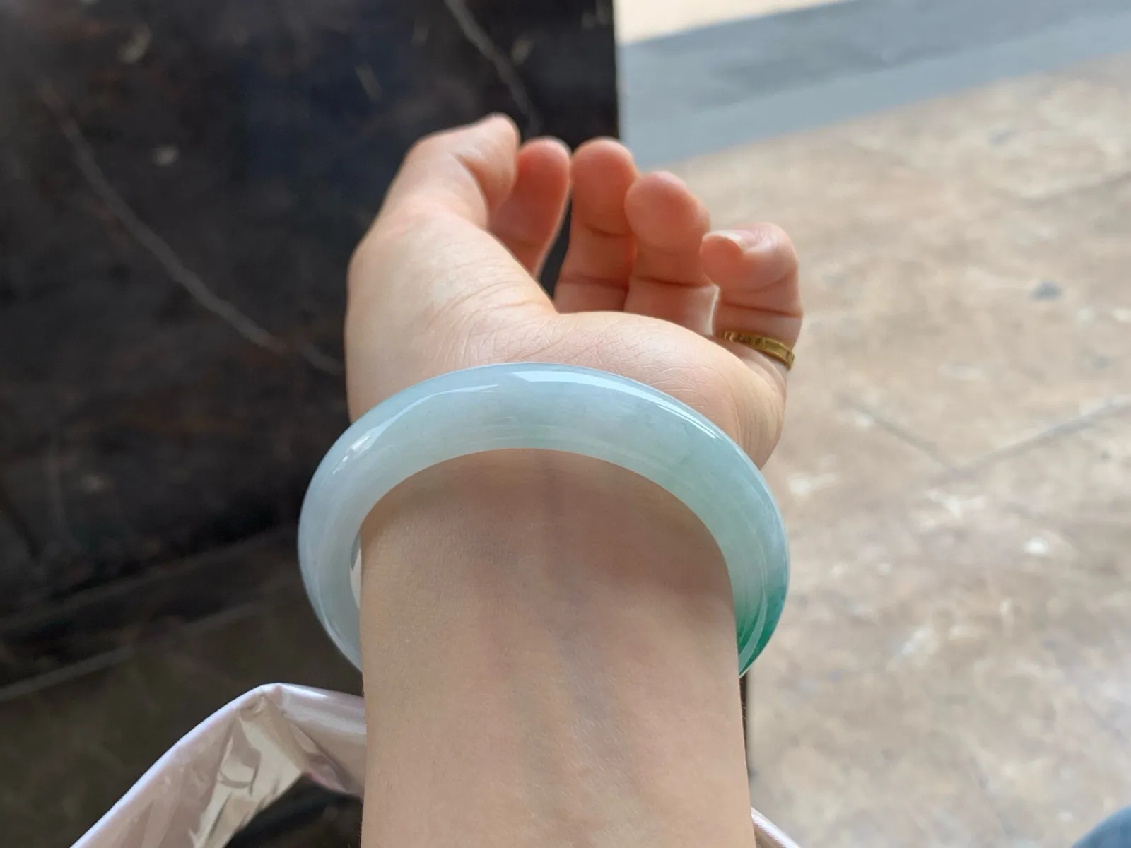 尺寸55.6/12.8/8.6，冰飘花手镯
水润细腻