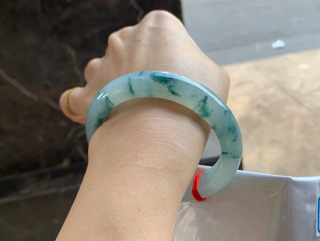 尺寸57.1/12.5/8.7，冰飘花手镯
水润细腻