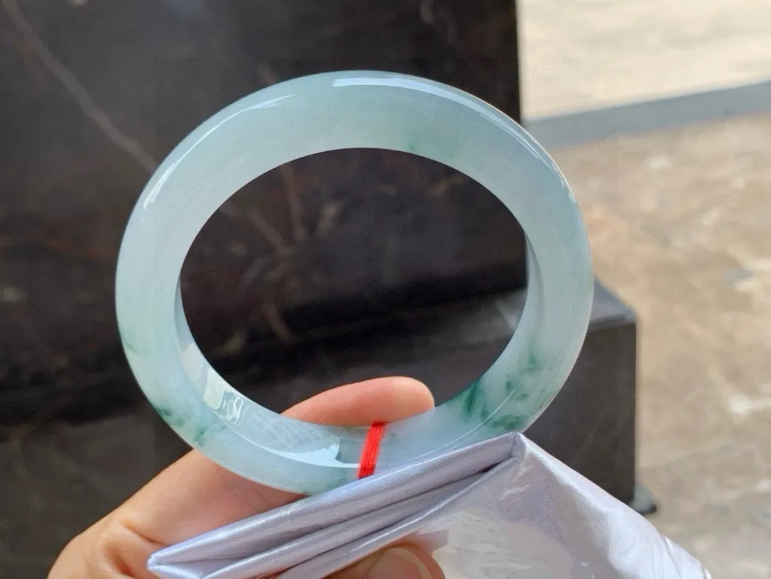 尺寸59.8/13.6/10.3，飘花大圈口手镯
水润细腻 清新甜美