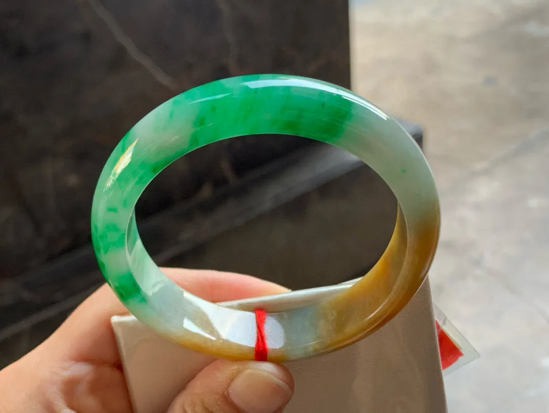 尺寸55.6/13.6/8.1，黄加绿手镯 
水润细腻