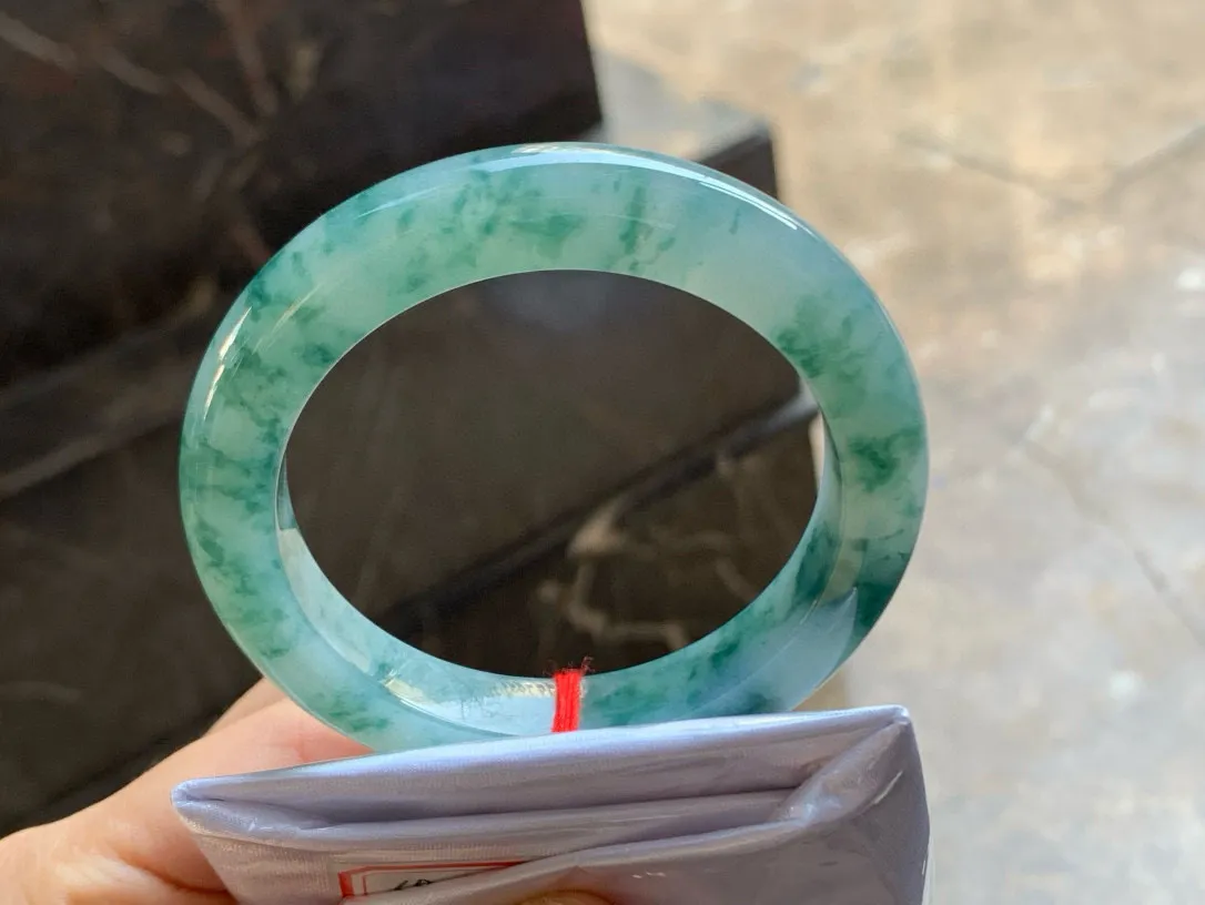 尺寸55.1/11/9.7， 飘花手镯
水润细腻